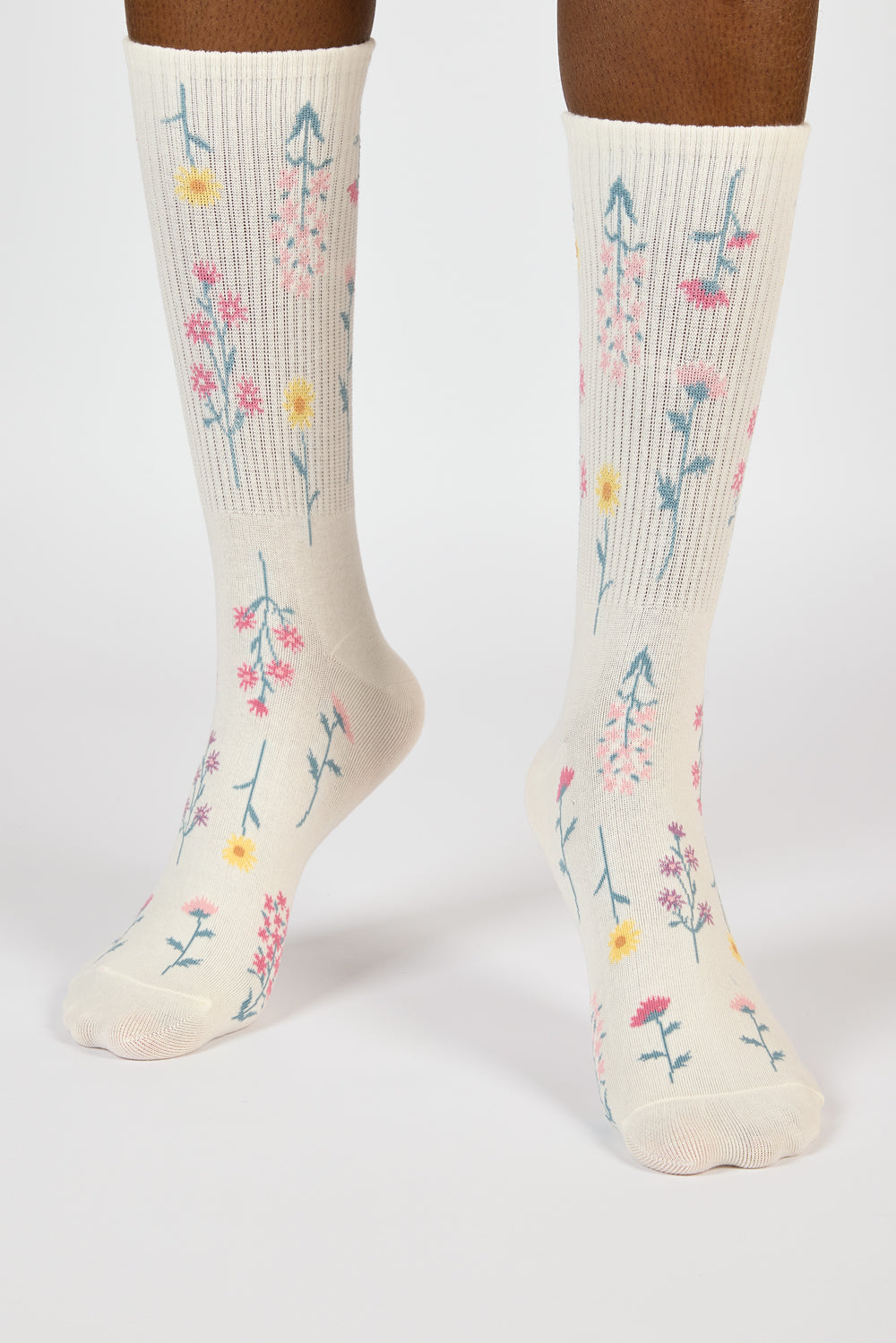 Cream scattered wild flower socks_1