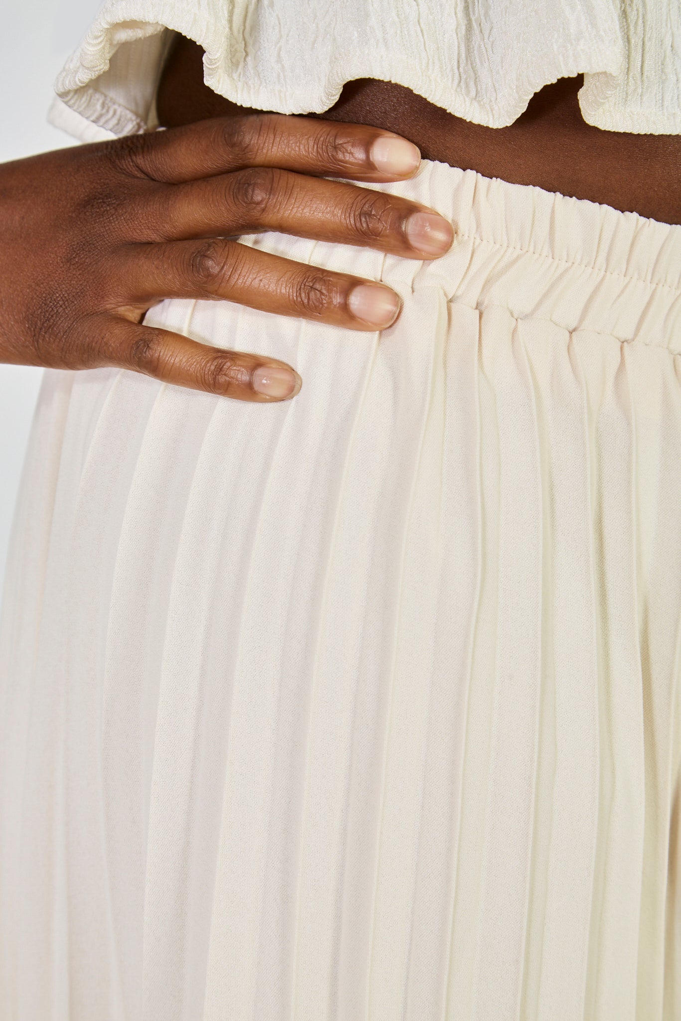 Cream silky pleated trousers_3