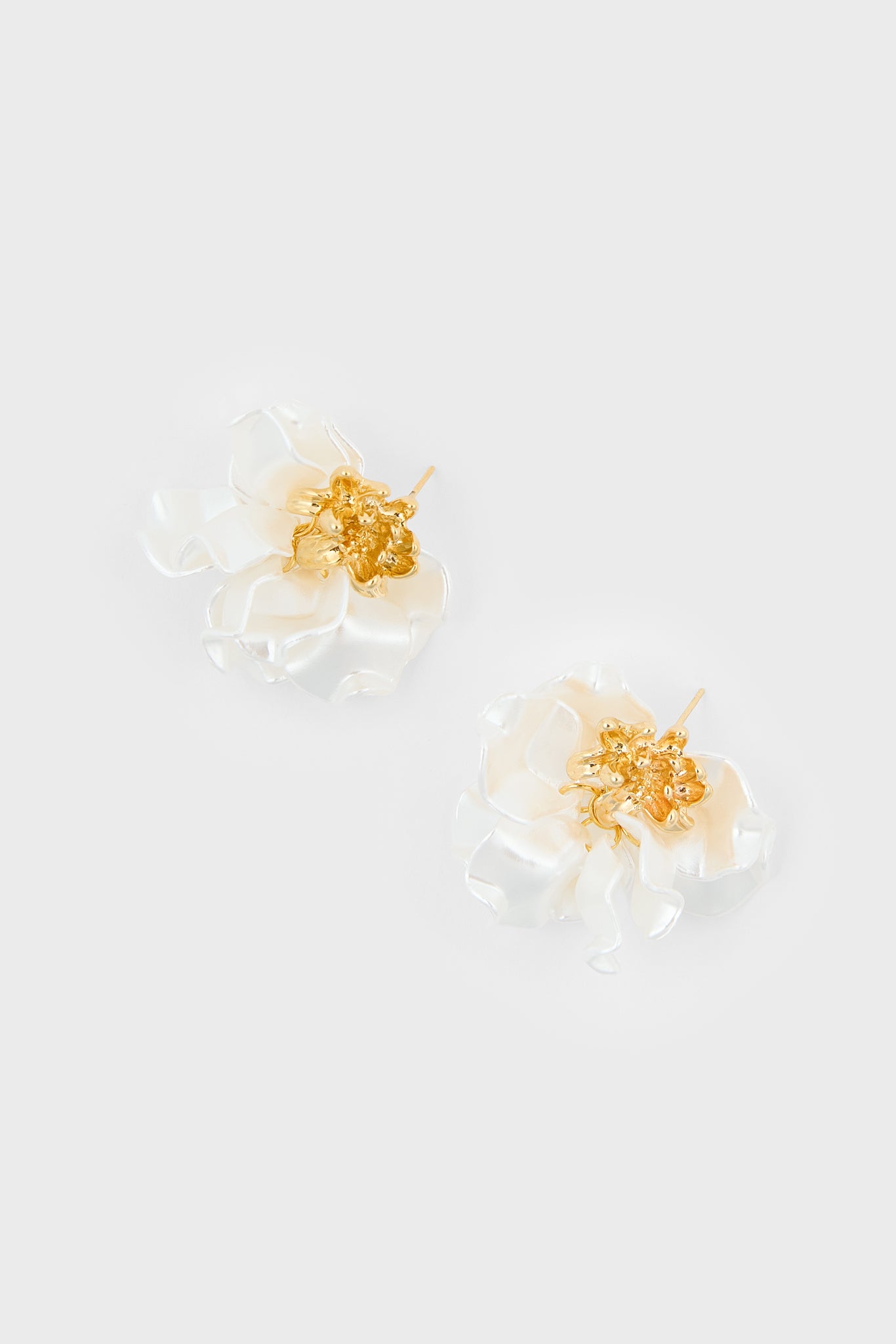 Crinkled pearl organic flower gold trimmed earrings_2