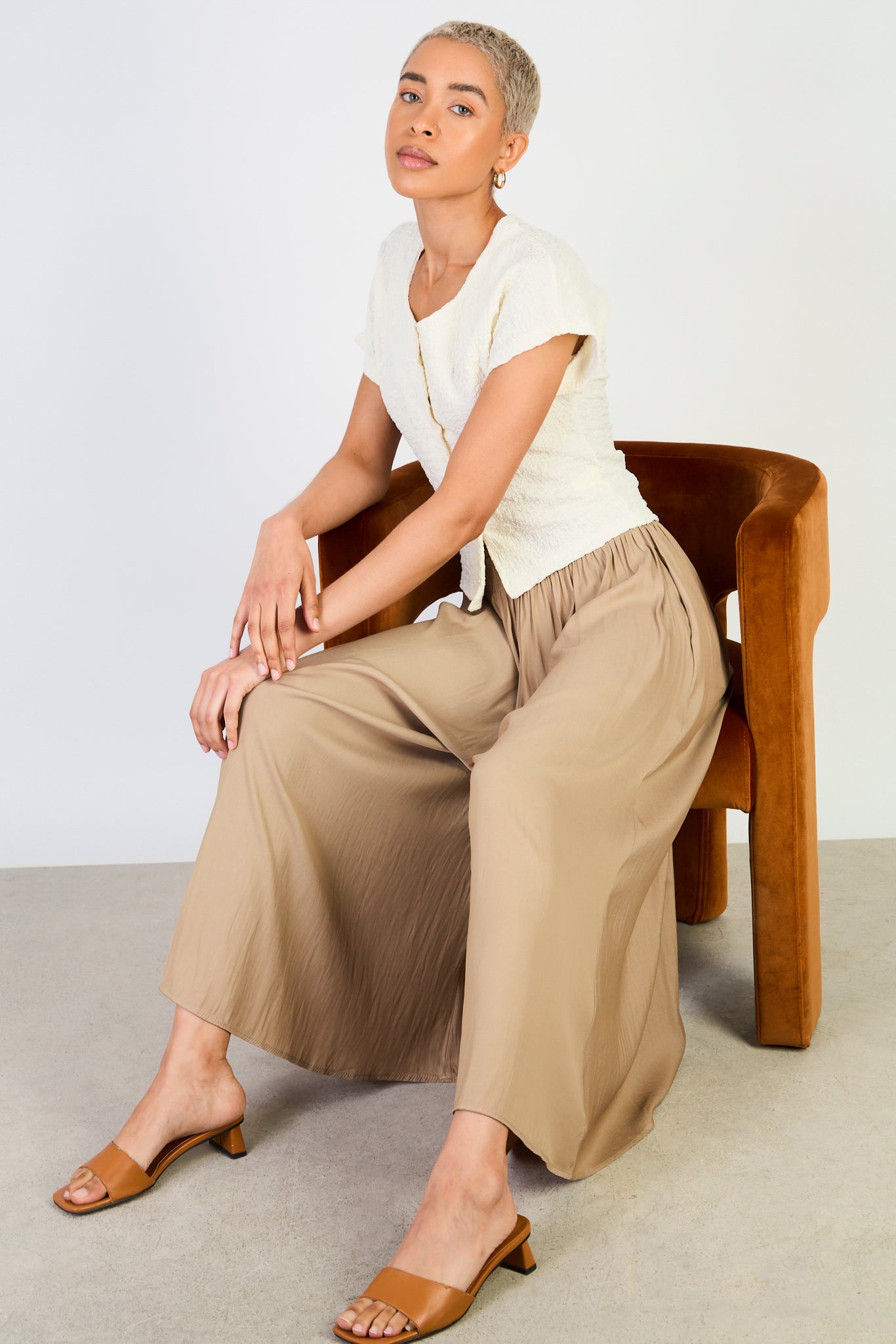 Dark beige flowy wide leg trousers_5