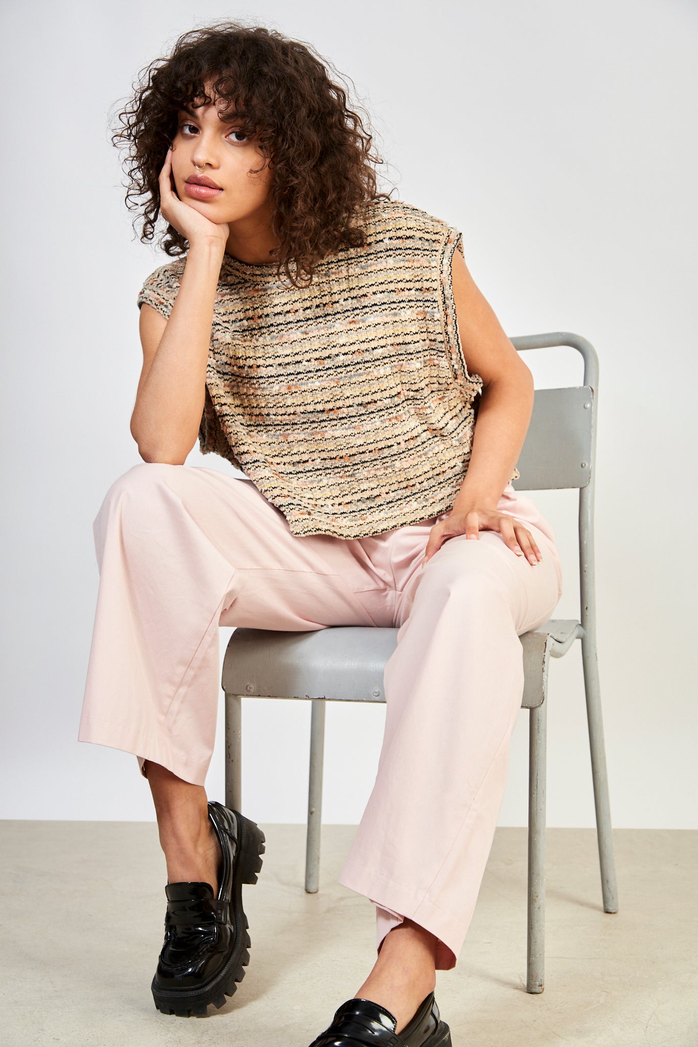 Dark beige multicolour striped knit vest_5