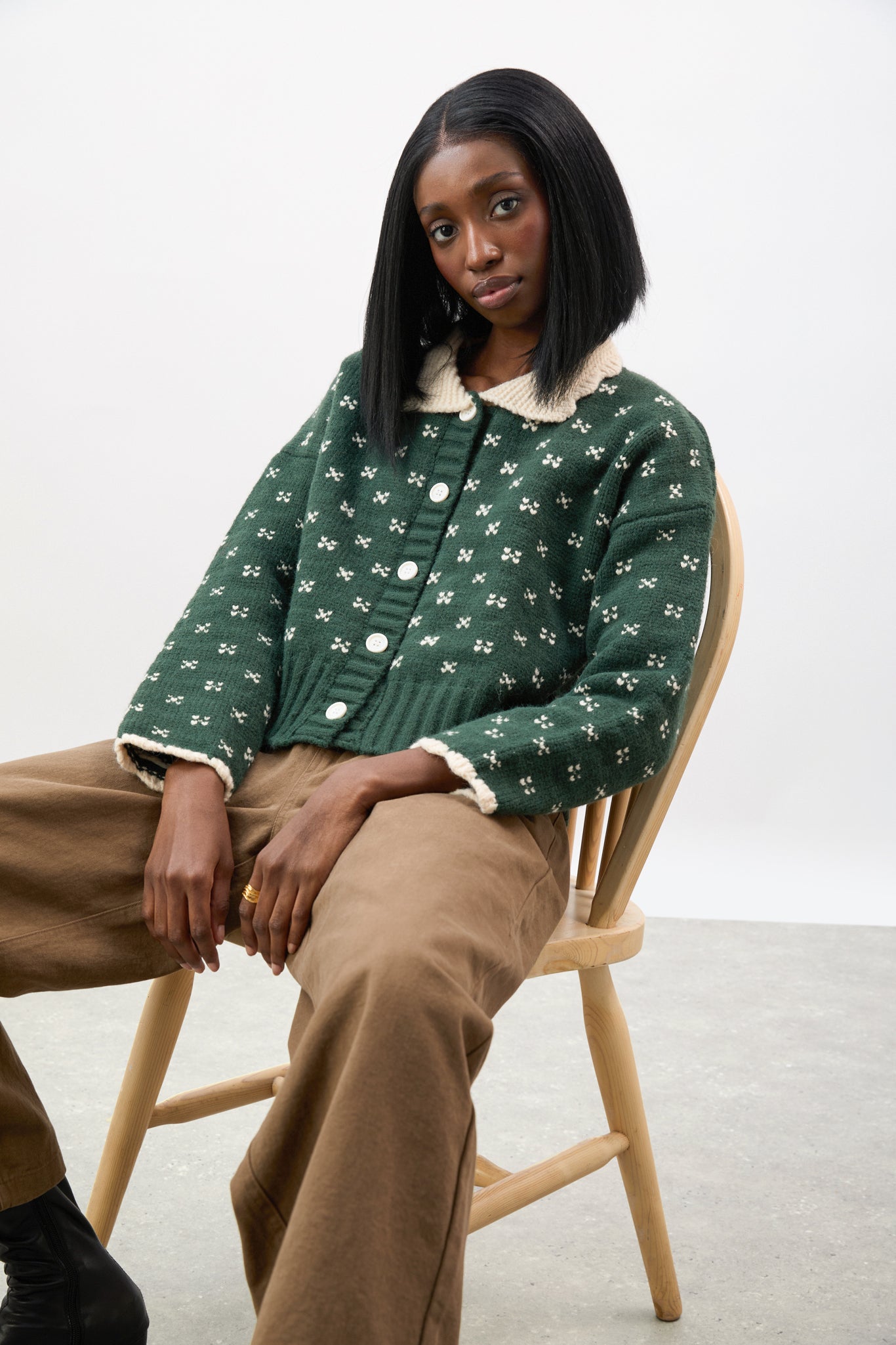 Dark green scalloped collar intarsia cross cardigan_5