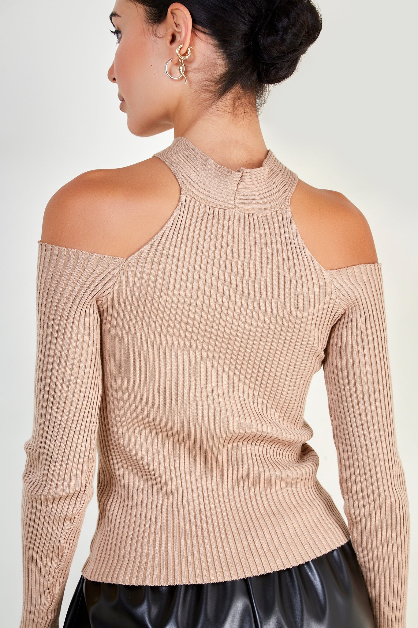 Dark beige ribbed halter neck knit top_3
