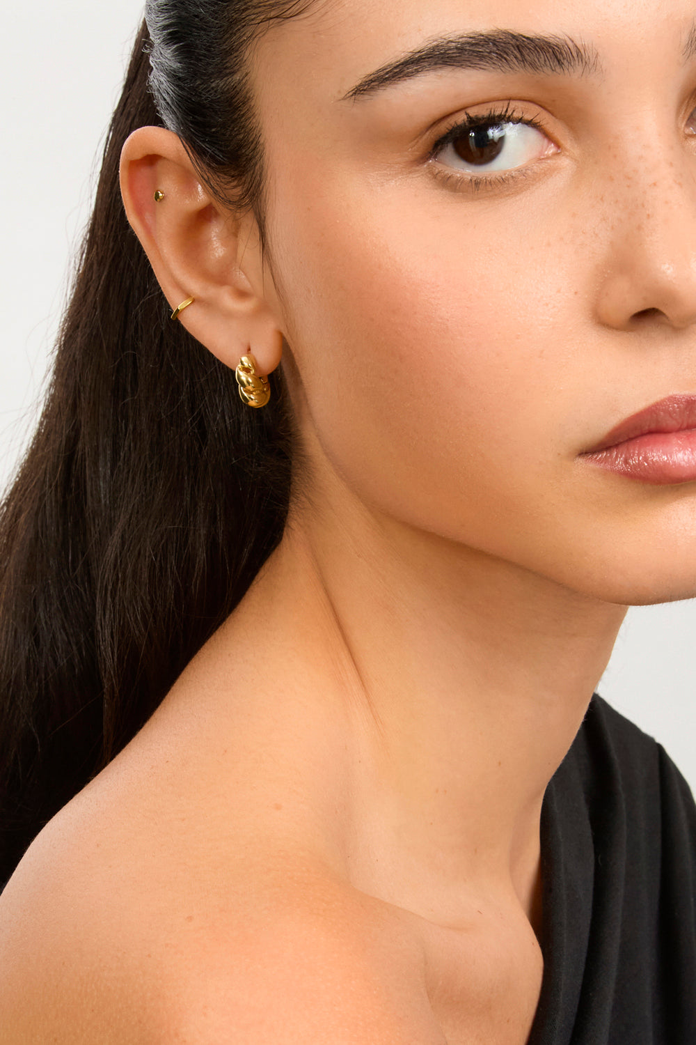 Gold 15mm large twisted spiral huggie earrings_1