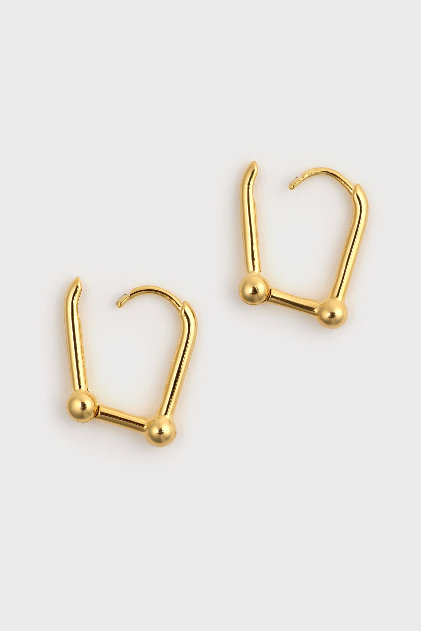 Gold D-shaped hoop earrings_3