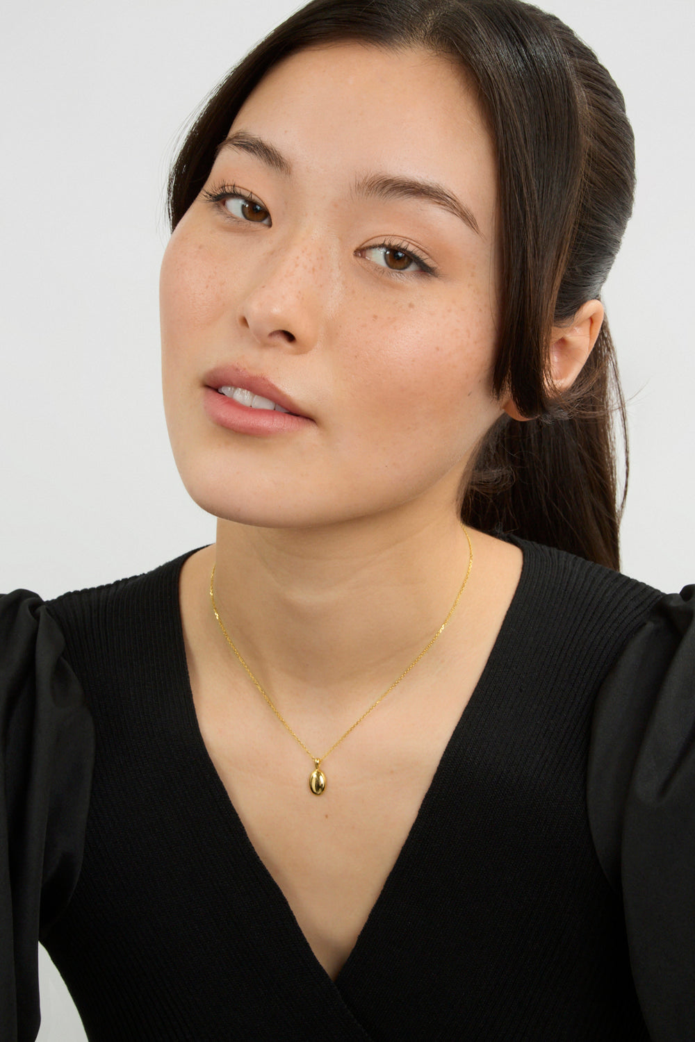 Gold oval pendant necklace_2