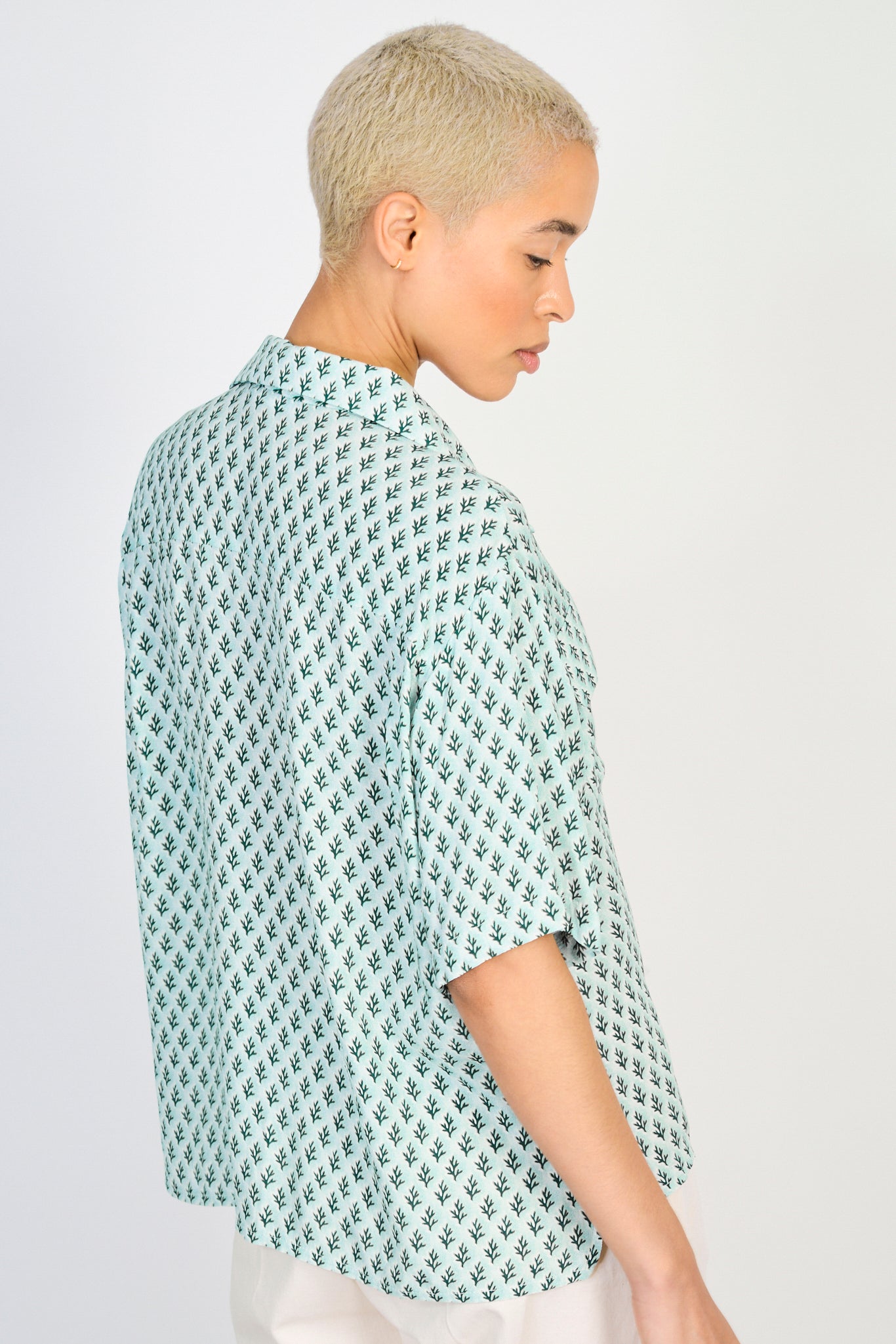 Green and blue leaf print shirt_3