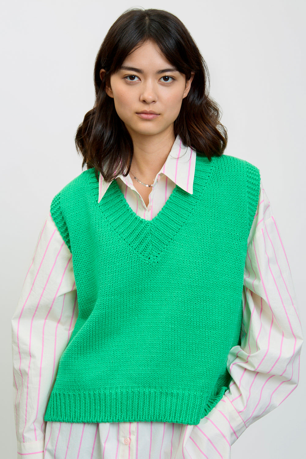 Green wide trim V neck sweater vest_1
