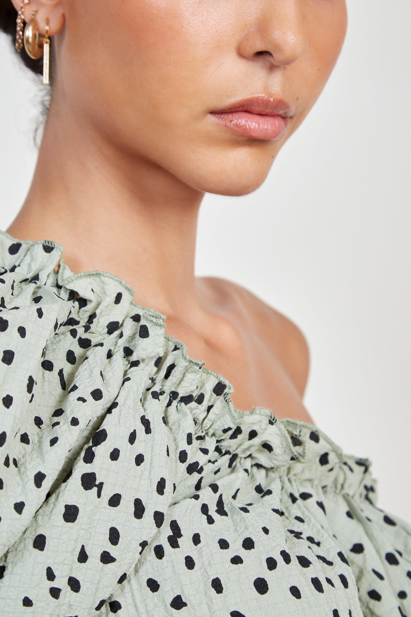 Green and black polka dot one shoulder top_3