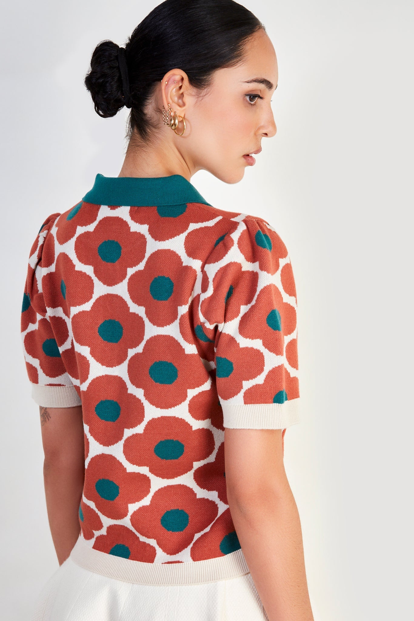 Green and red collar intarsia floral knit polo_3