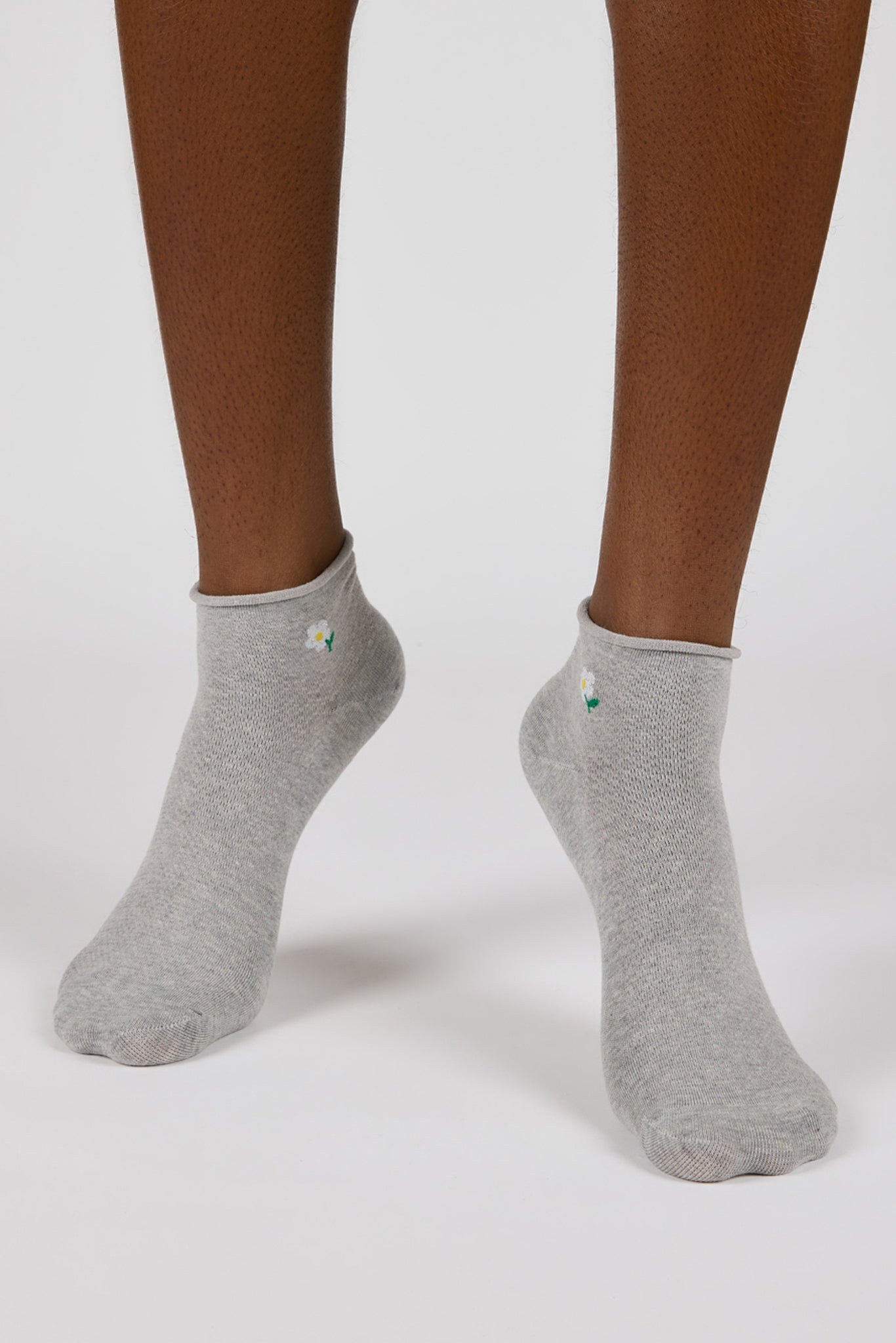 Grey and white metallic flower ankle socks_2