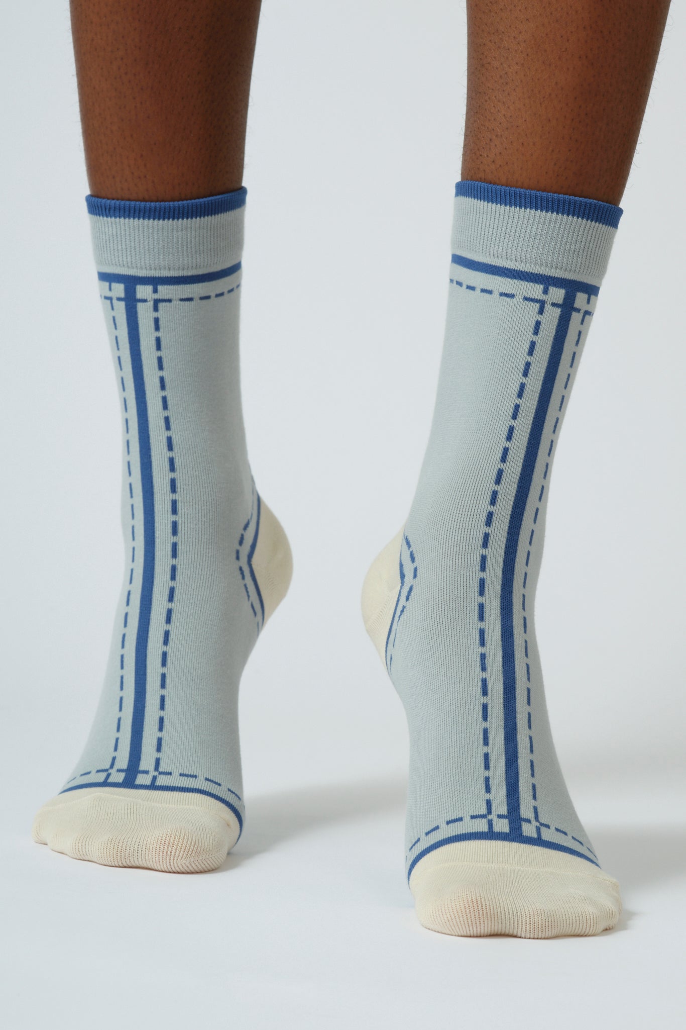 Grey and cream dotted outline graphic socks_2