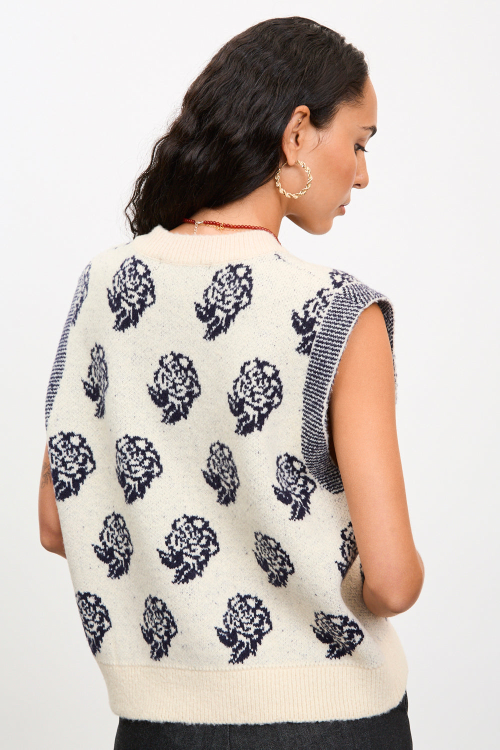 Ivory and blue intarsia rose sweater vest_2