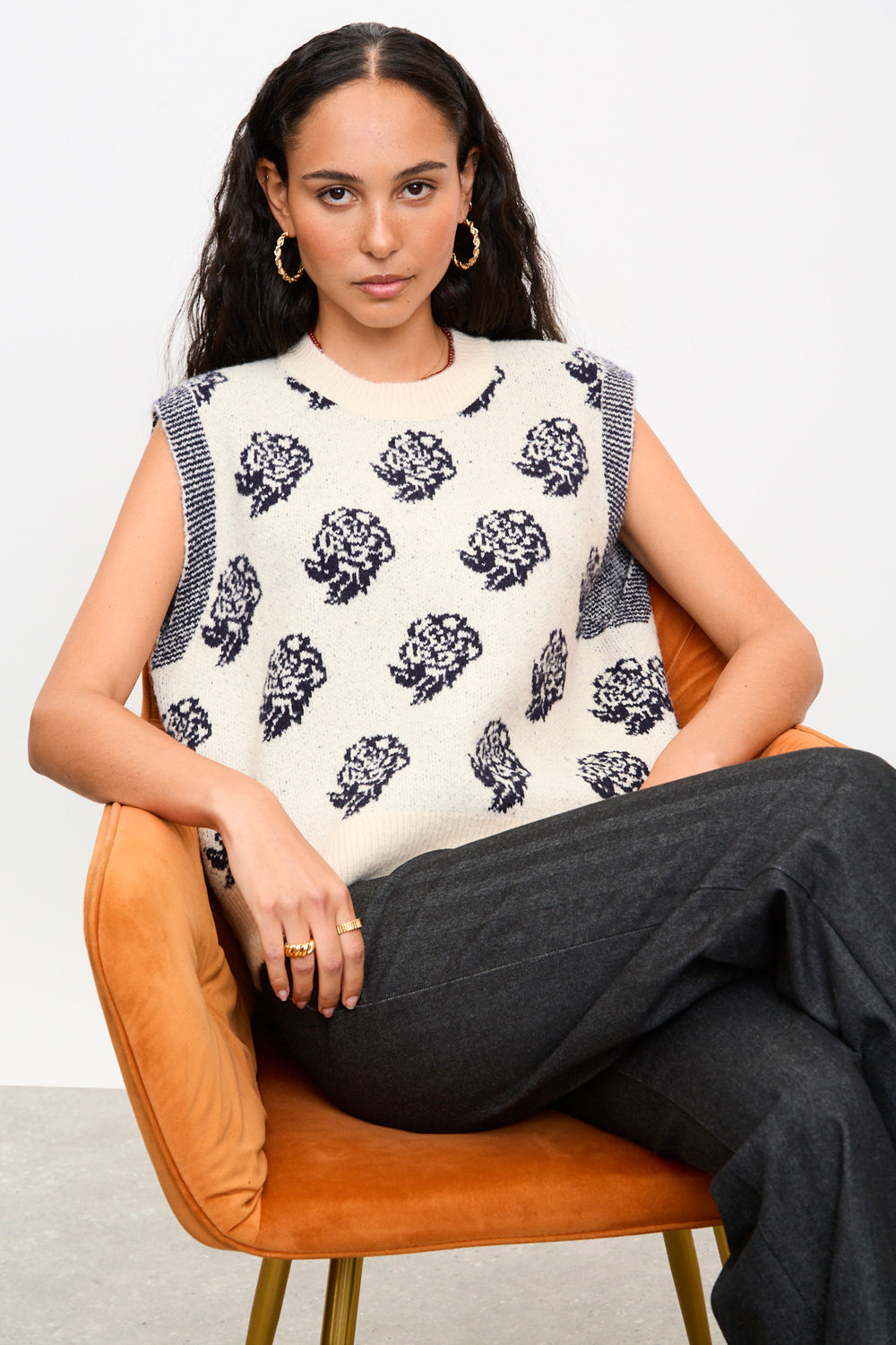 Ivory and blue intarsia rose sweater vest_5