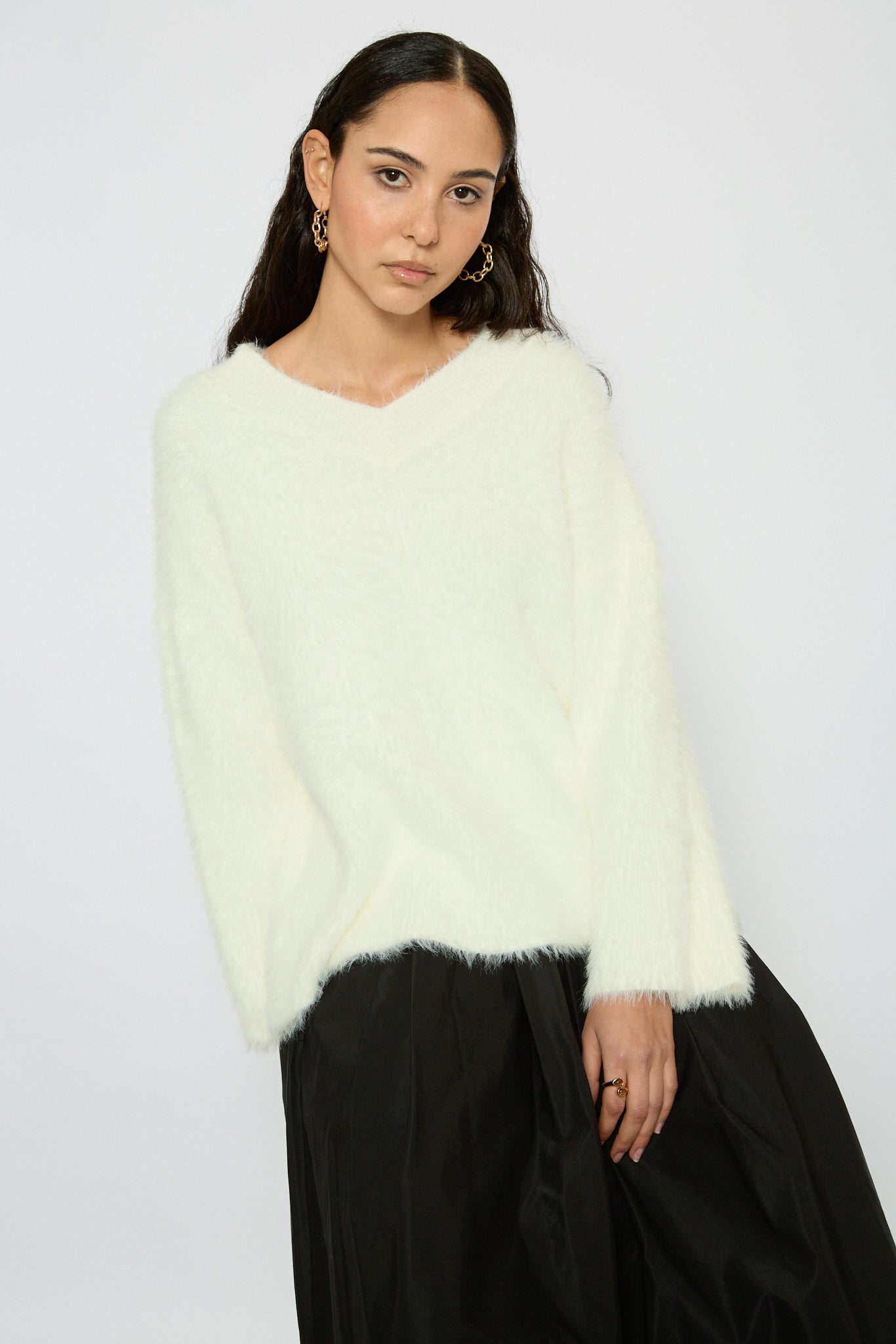 Ivory wool blend fuzzy V neck jumper_4