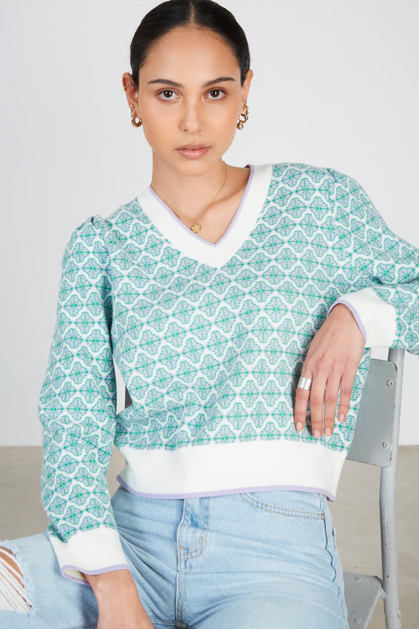 Ivory and green geometric V-neck jumper_5