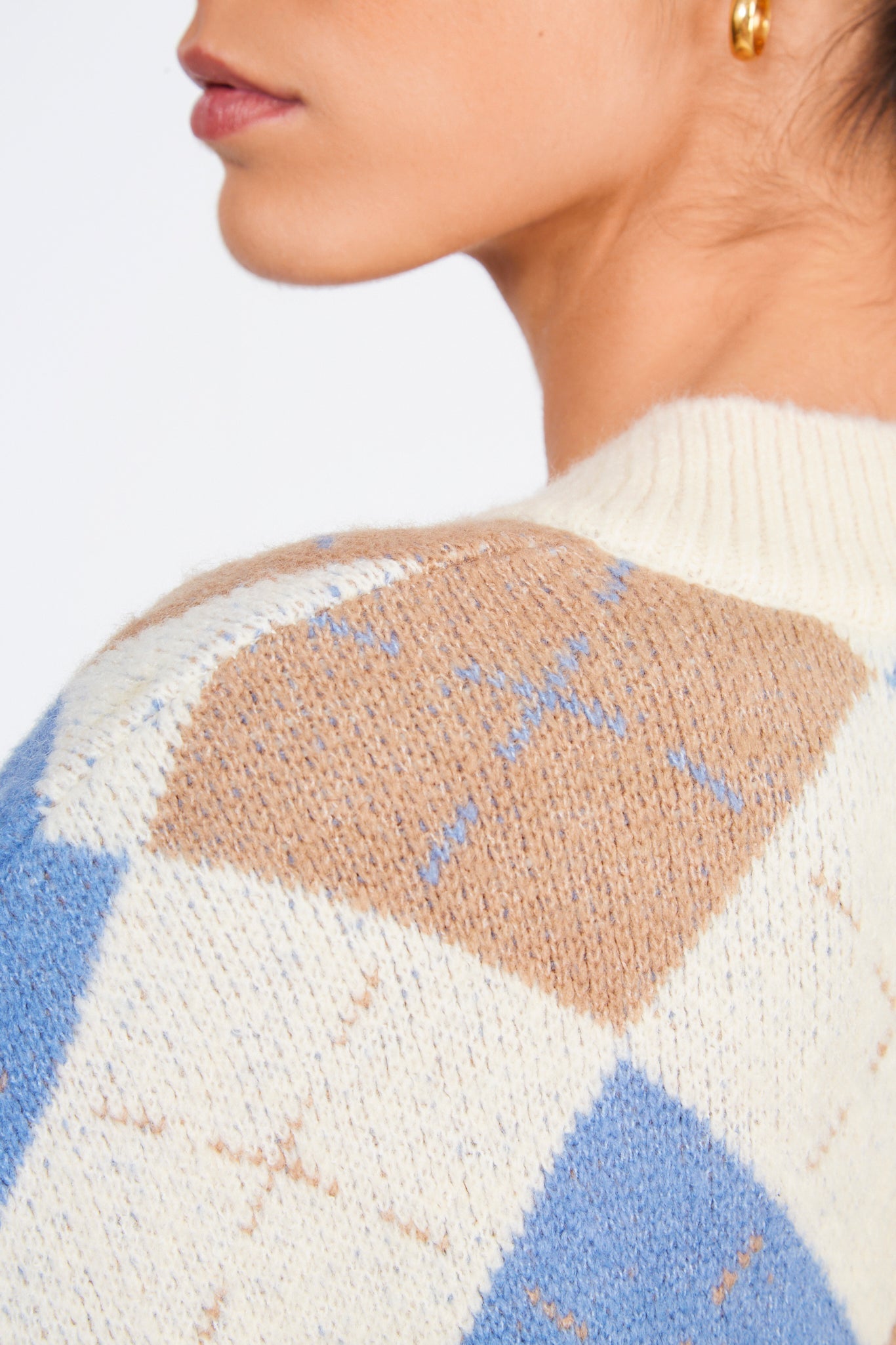 Ivory camel and blue dashed argyle V neck jumper_4