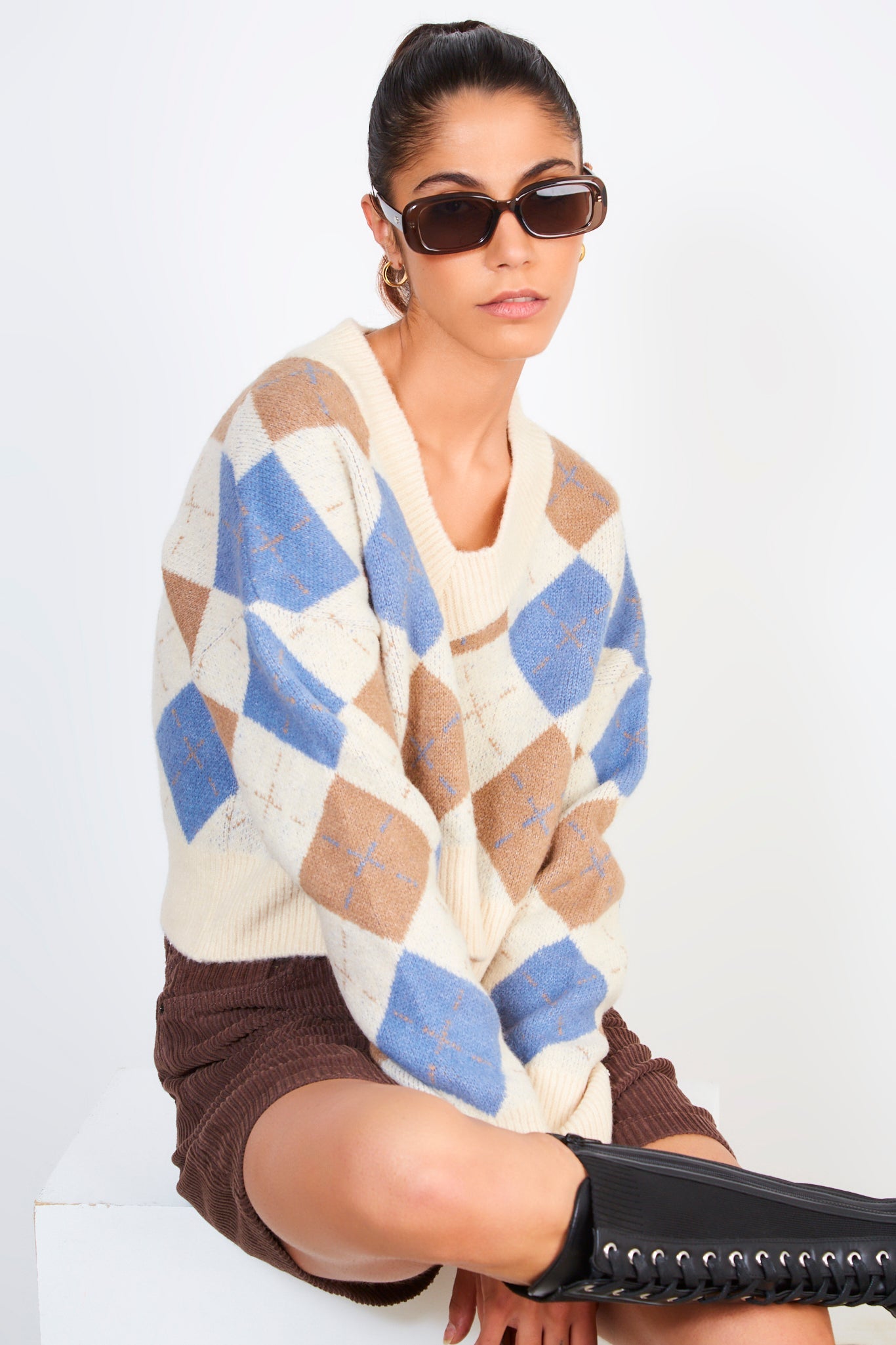 Ivory camel and blue dashed argyle V neck jumper_5