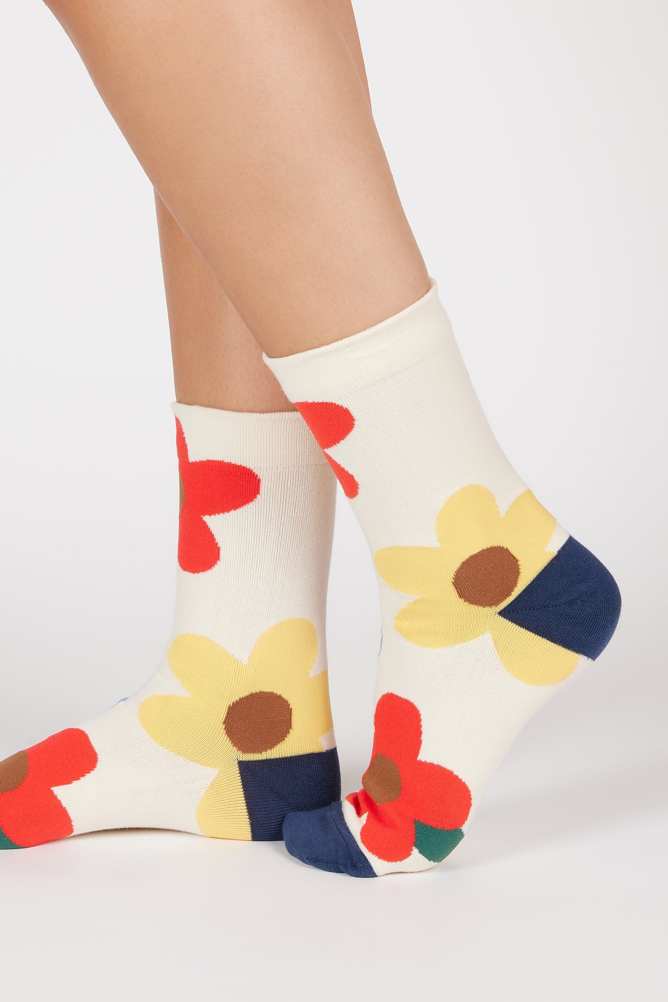Ivory giant graphic flower socks_1