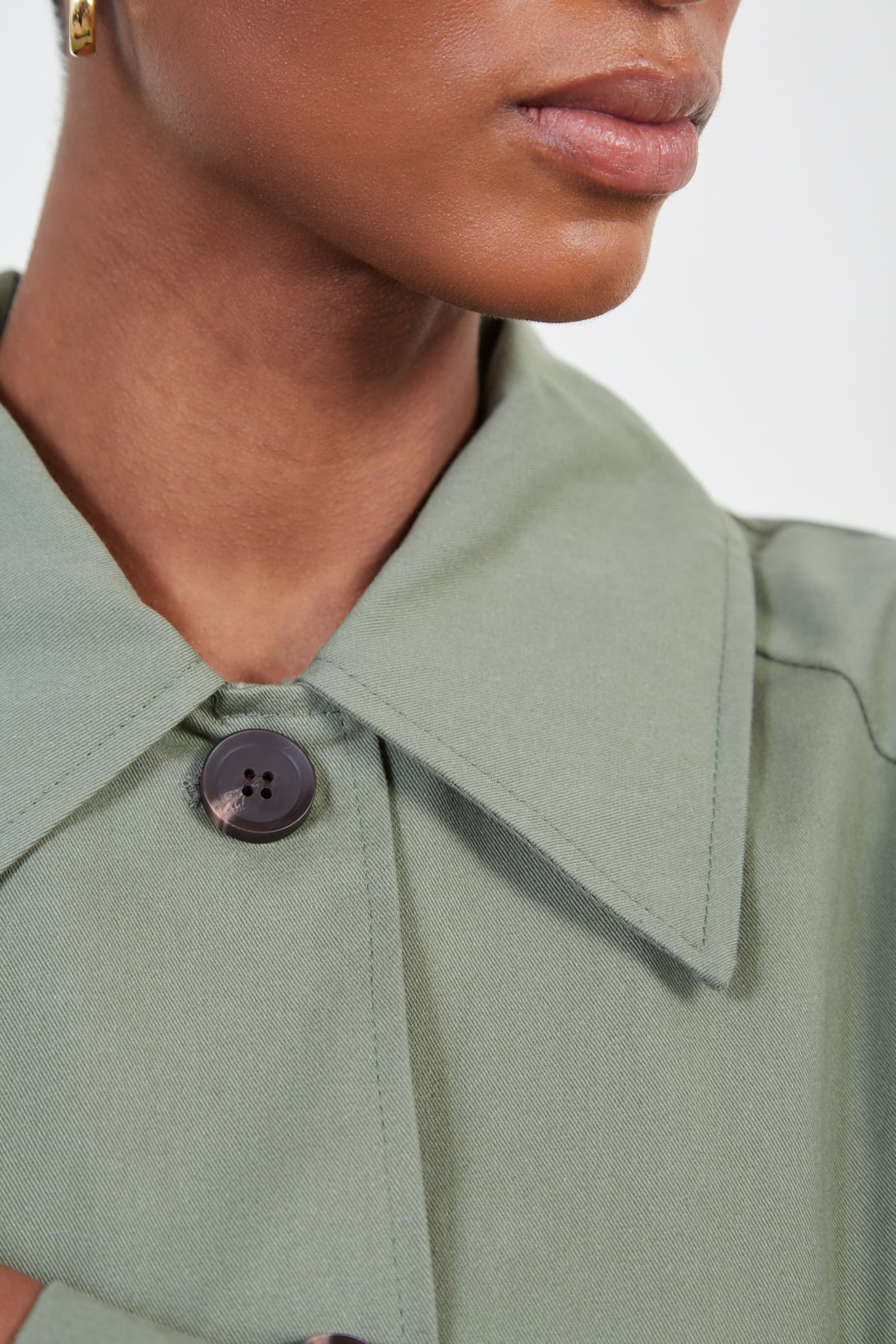 Khaki single breasted buckle detail trench coat_8