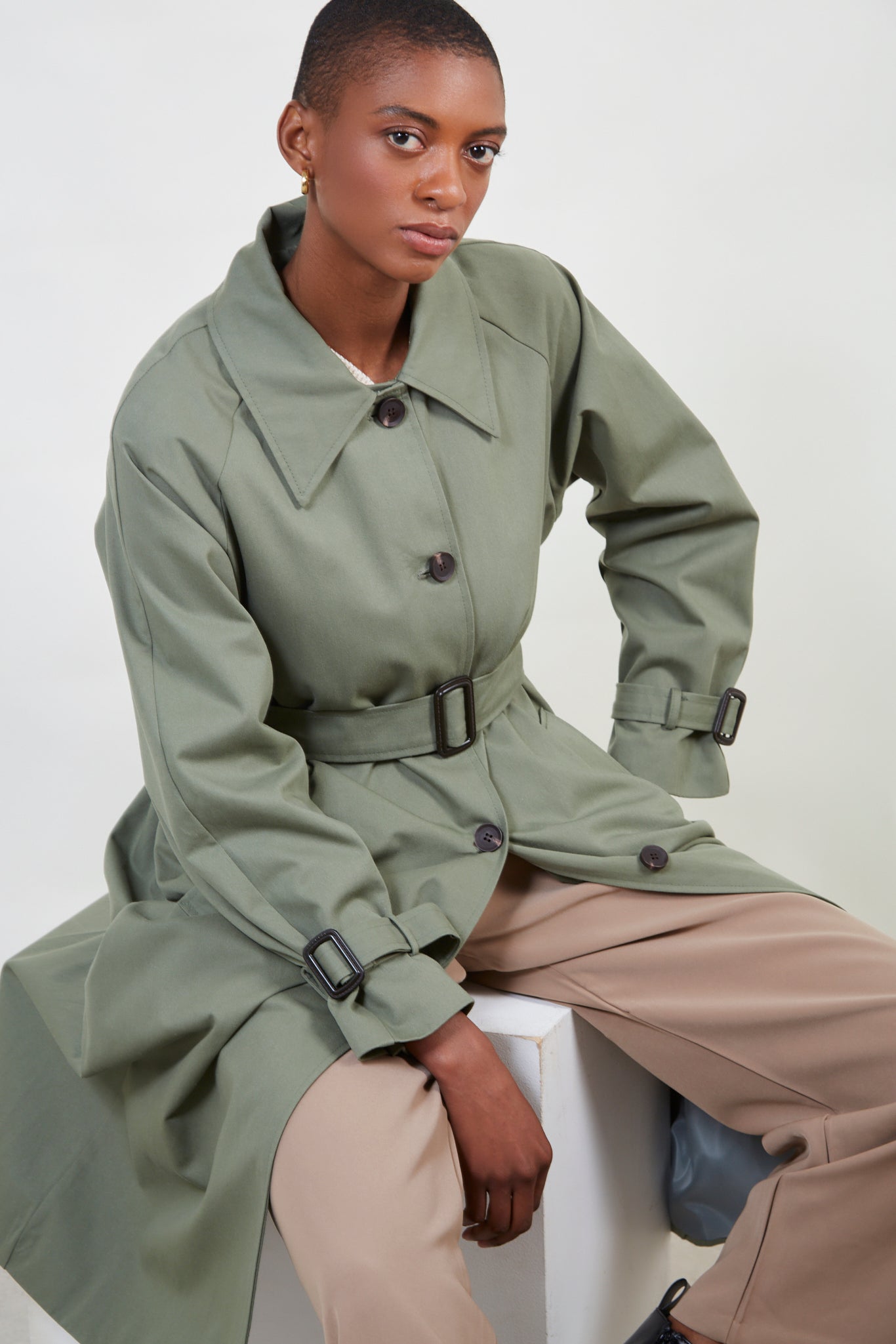 Khaki single breasted buckle detail trench coat_10