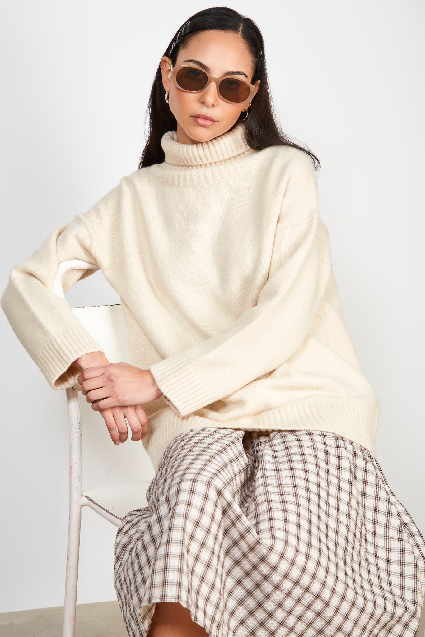 Light beige long ribbed hem turtleneck jumper_1
