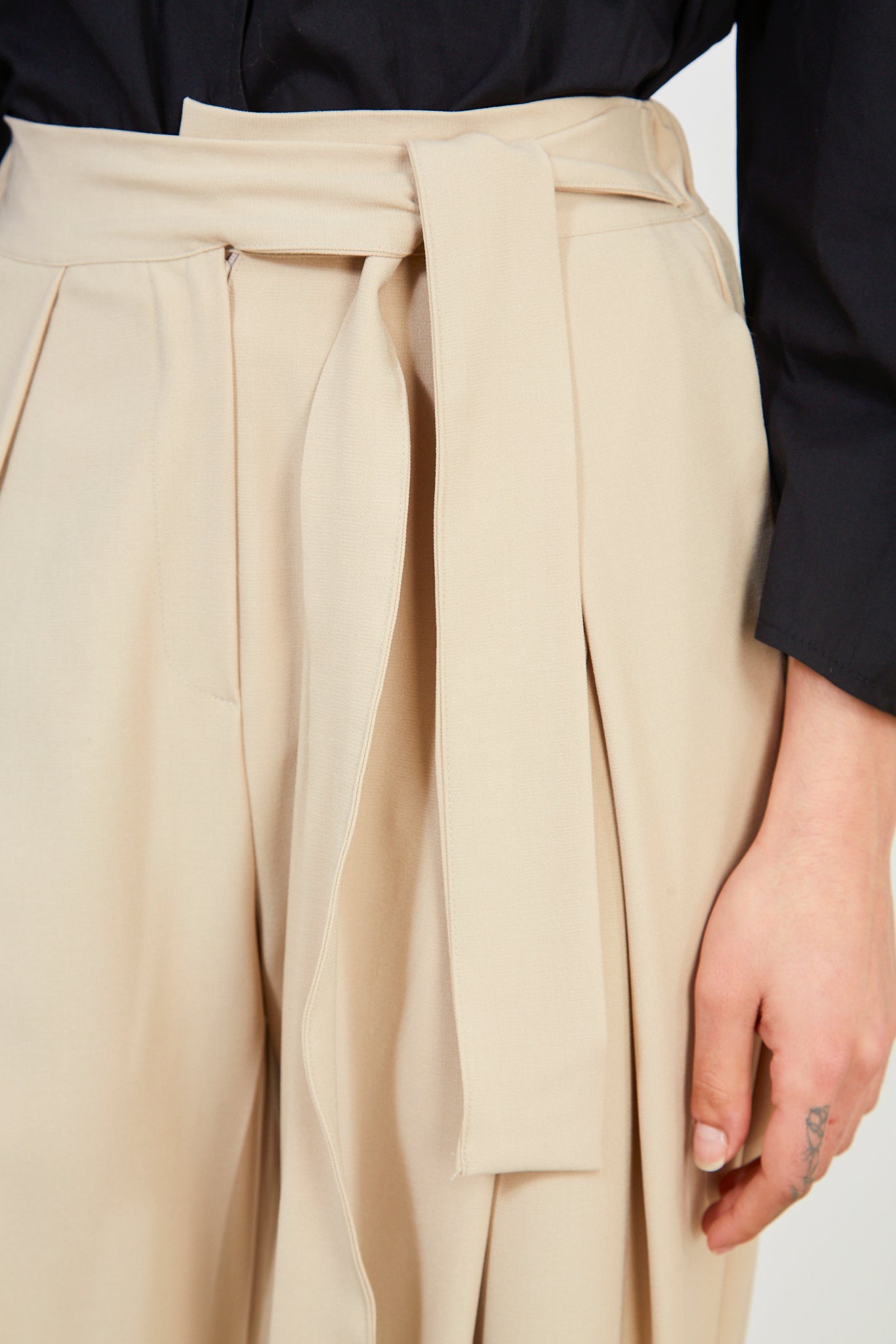 Light beige side panel tie waist trousers_4