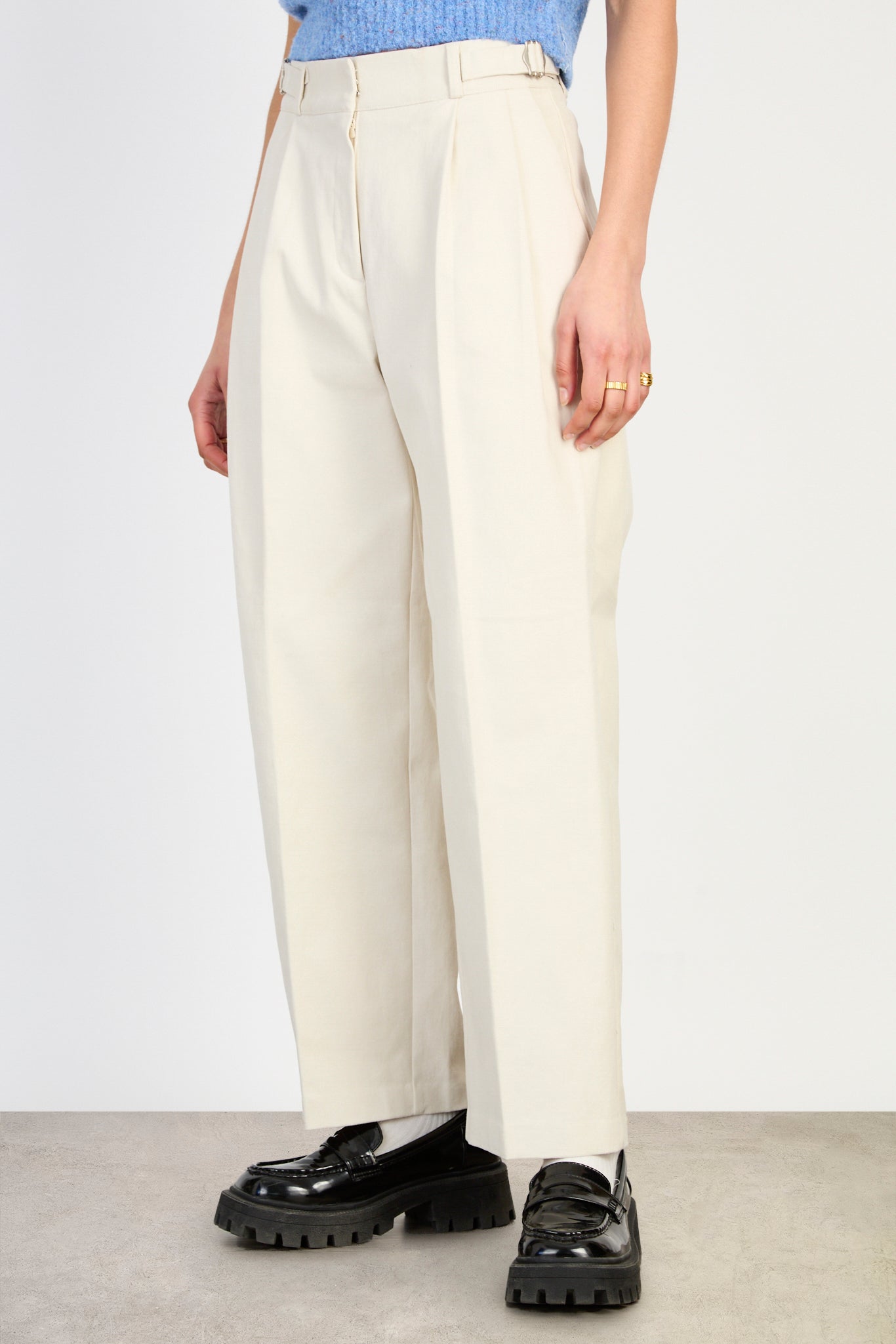 Light beige thick double side belted trousers_1