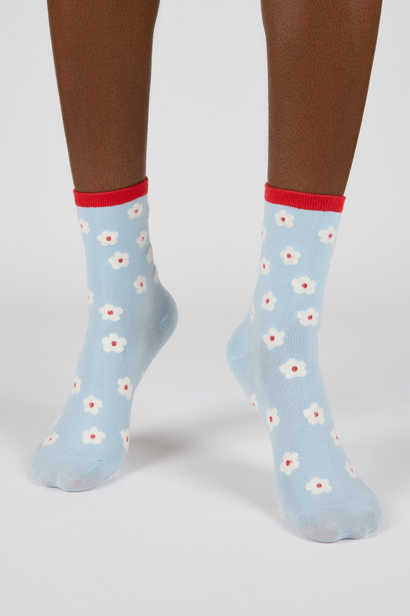 Light blue and white fuzzy flower contrast trim socks_1
