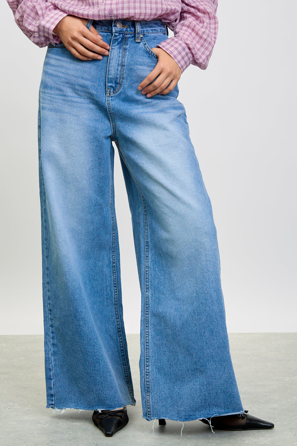 Light blue wide leg raw hem jeans_1