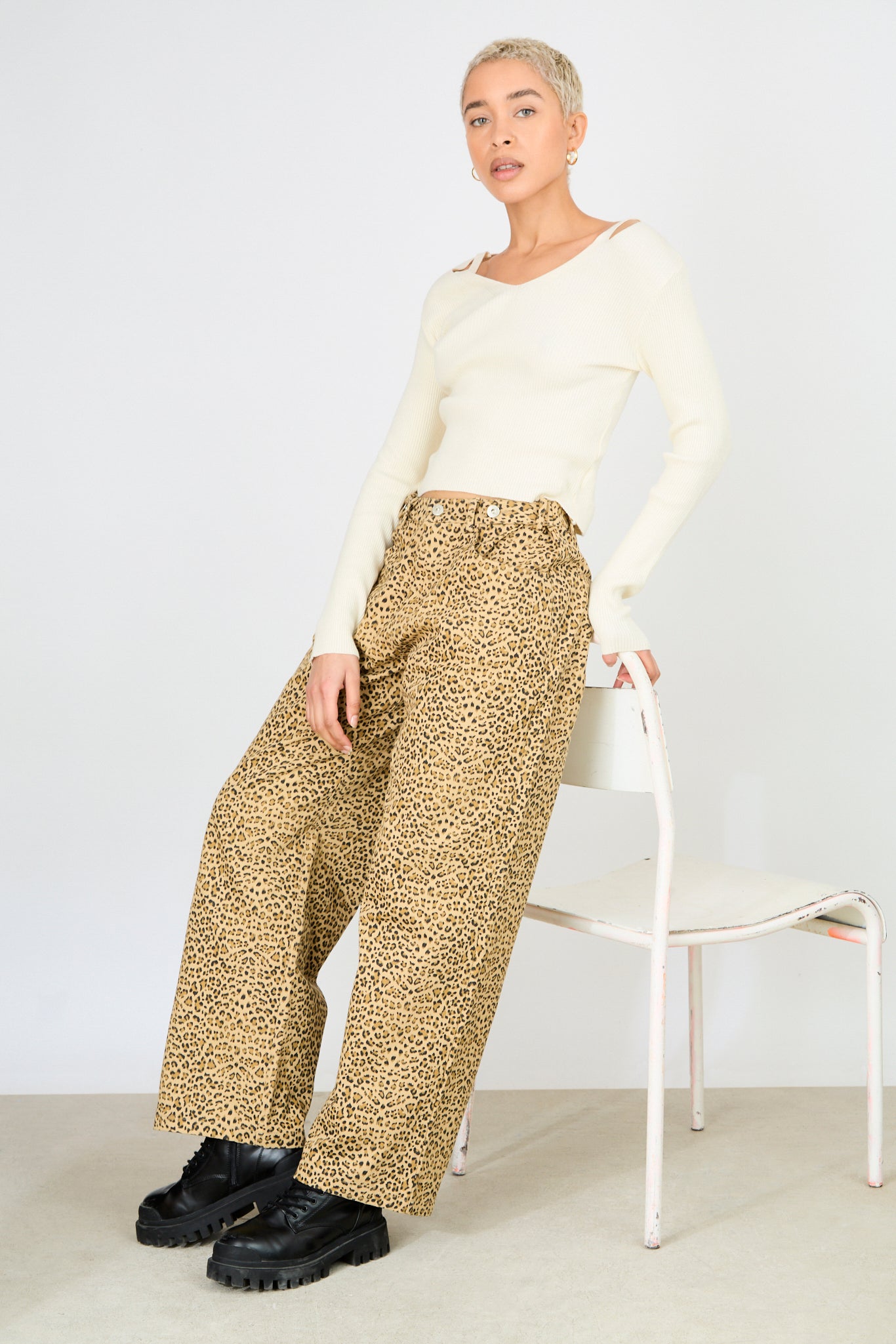 Light brown leopard print adjustable waist double button jeans_5