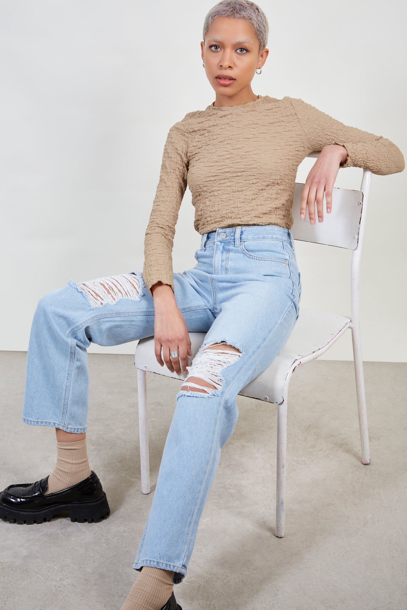 Light blue ripped knee jeans_2