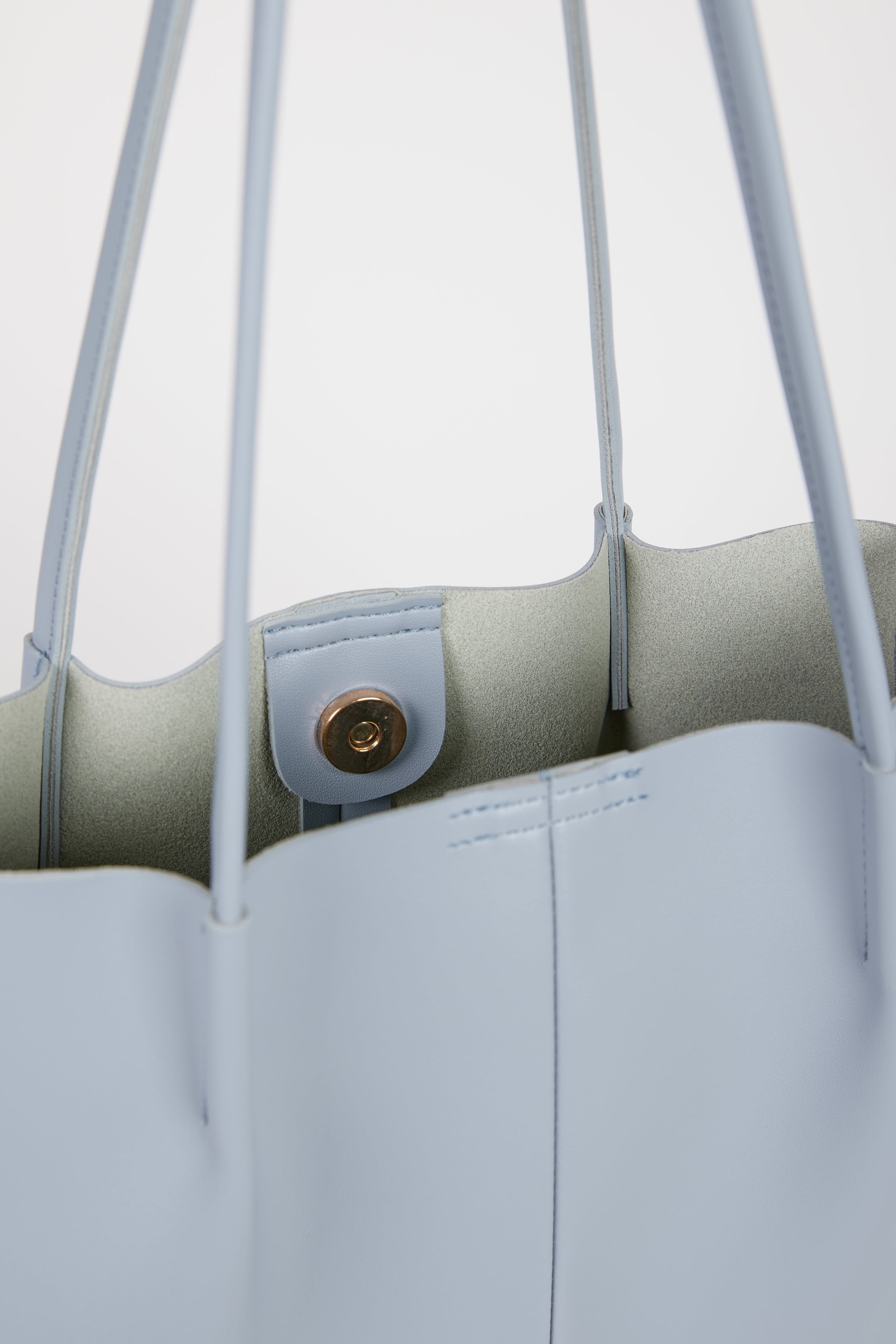 Light blue vegan leather pinched strap tote bag_3