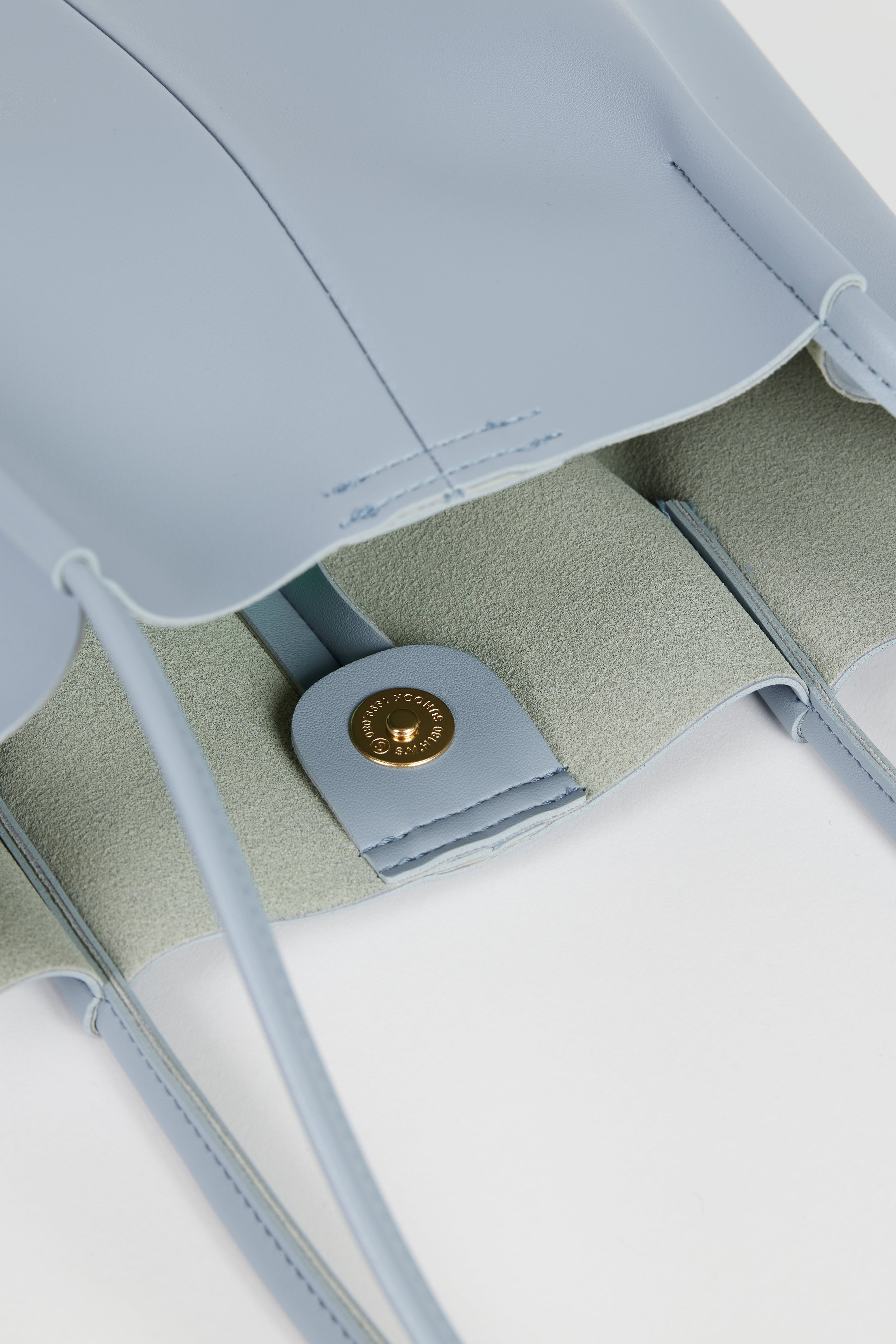 Light blue vegan leather pinched strap tote bag_4