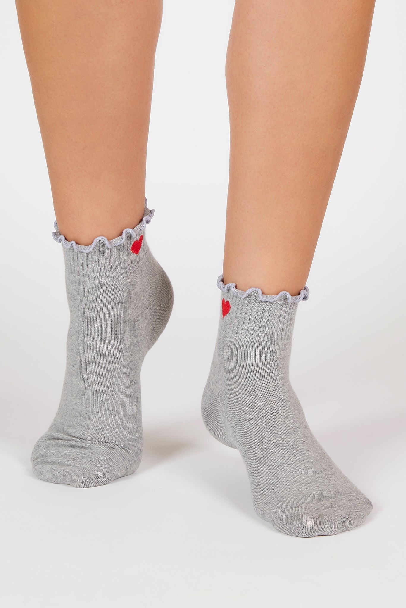 Light grey ruffle trim heart ankle socks_3
