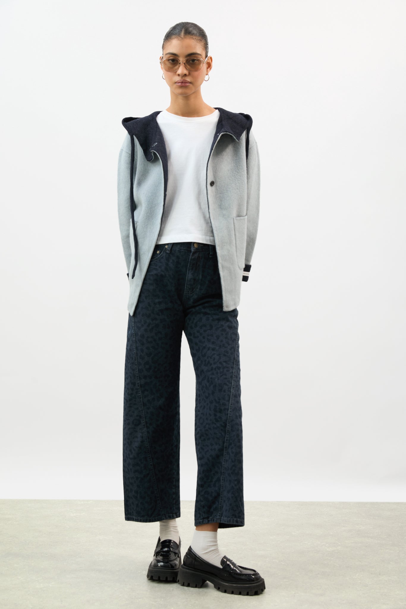 Mid blue denim leopard print barrel leg jeans_4