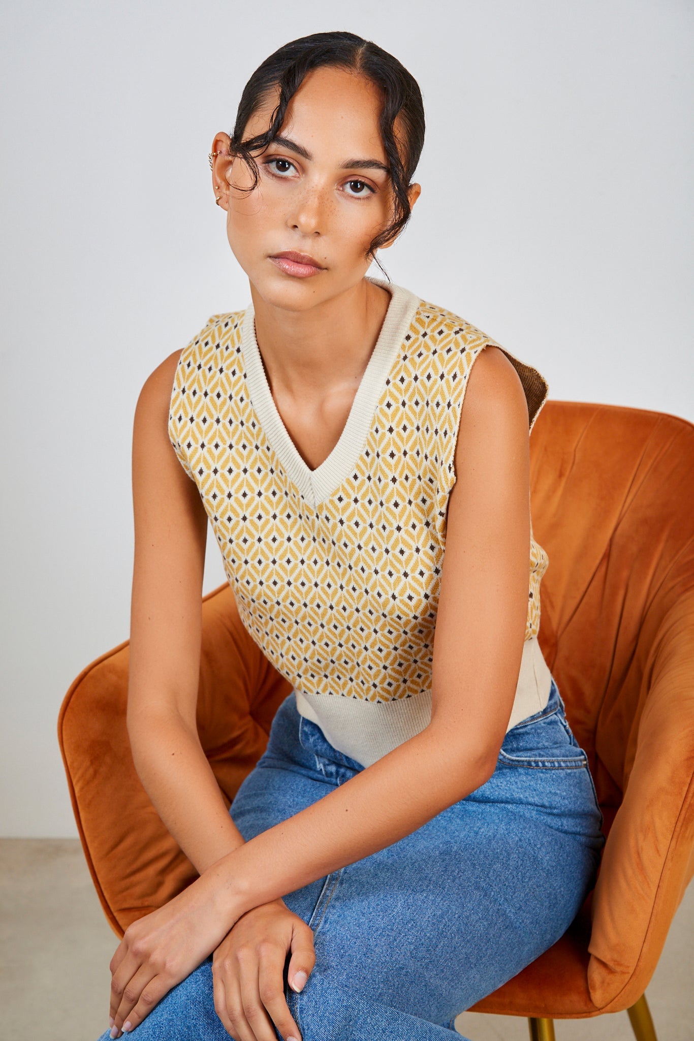 Mustard and beige geometric sweater vest_6