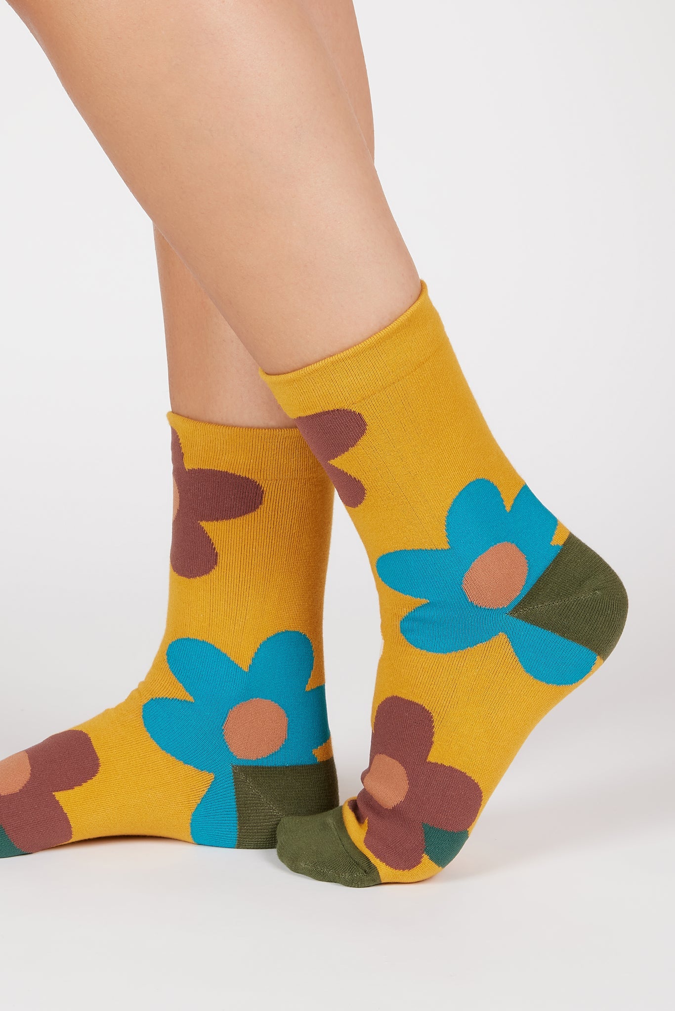 Mustard giant graphic flower socks_1