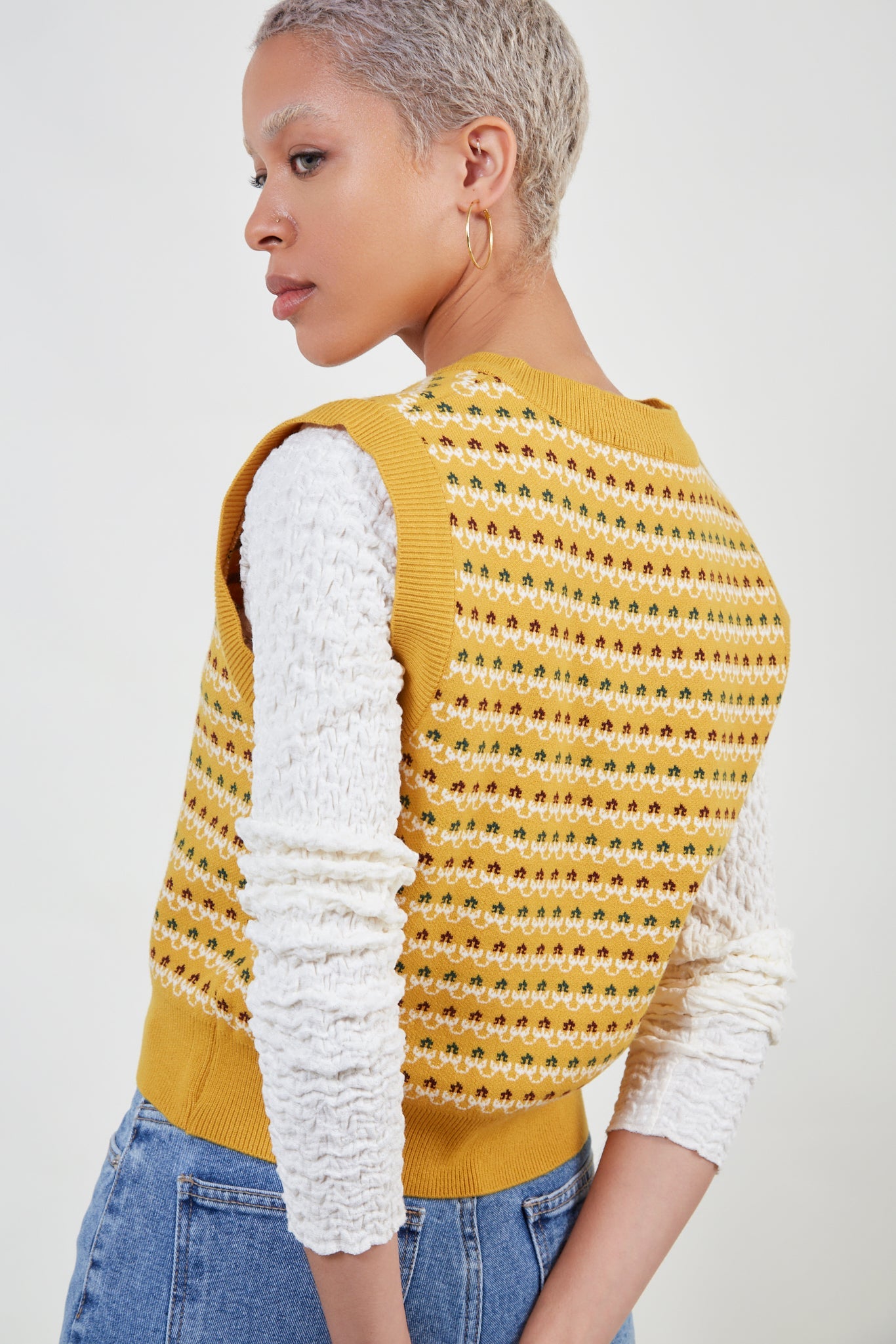 Mustard graphic print sweater vest_4