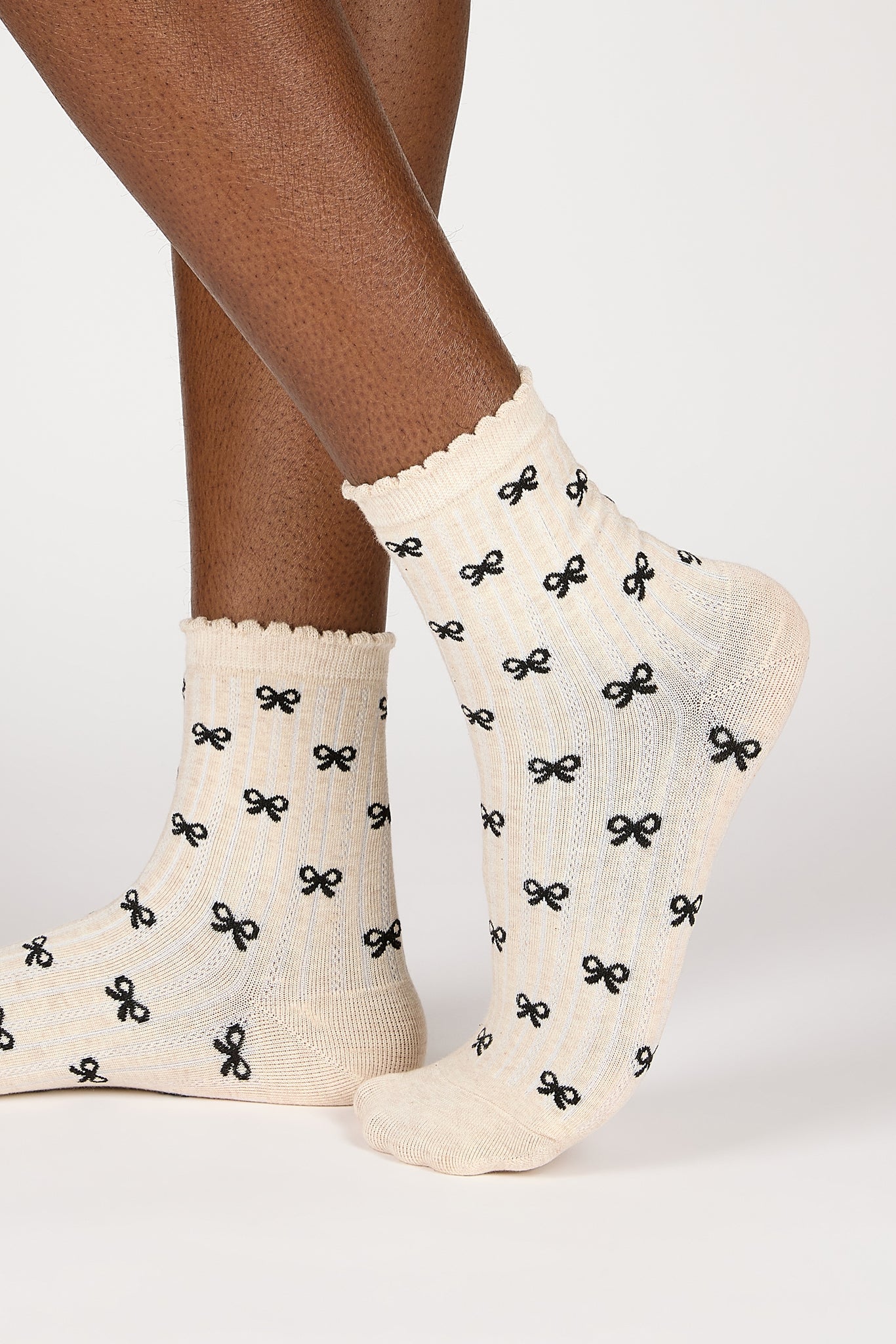 Oatmeal and black tiny ribbon socks_1