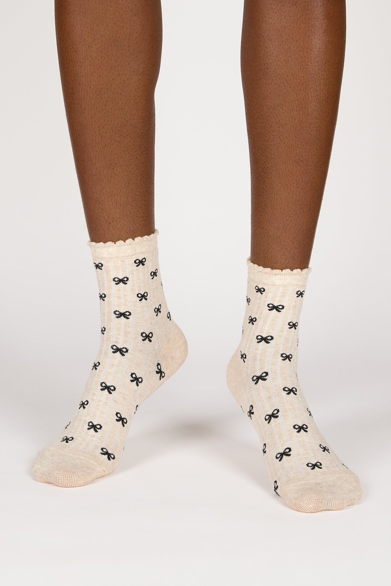 Oatmeal and black tiny ribbon socks_2