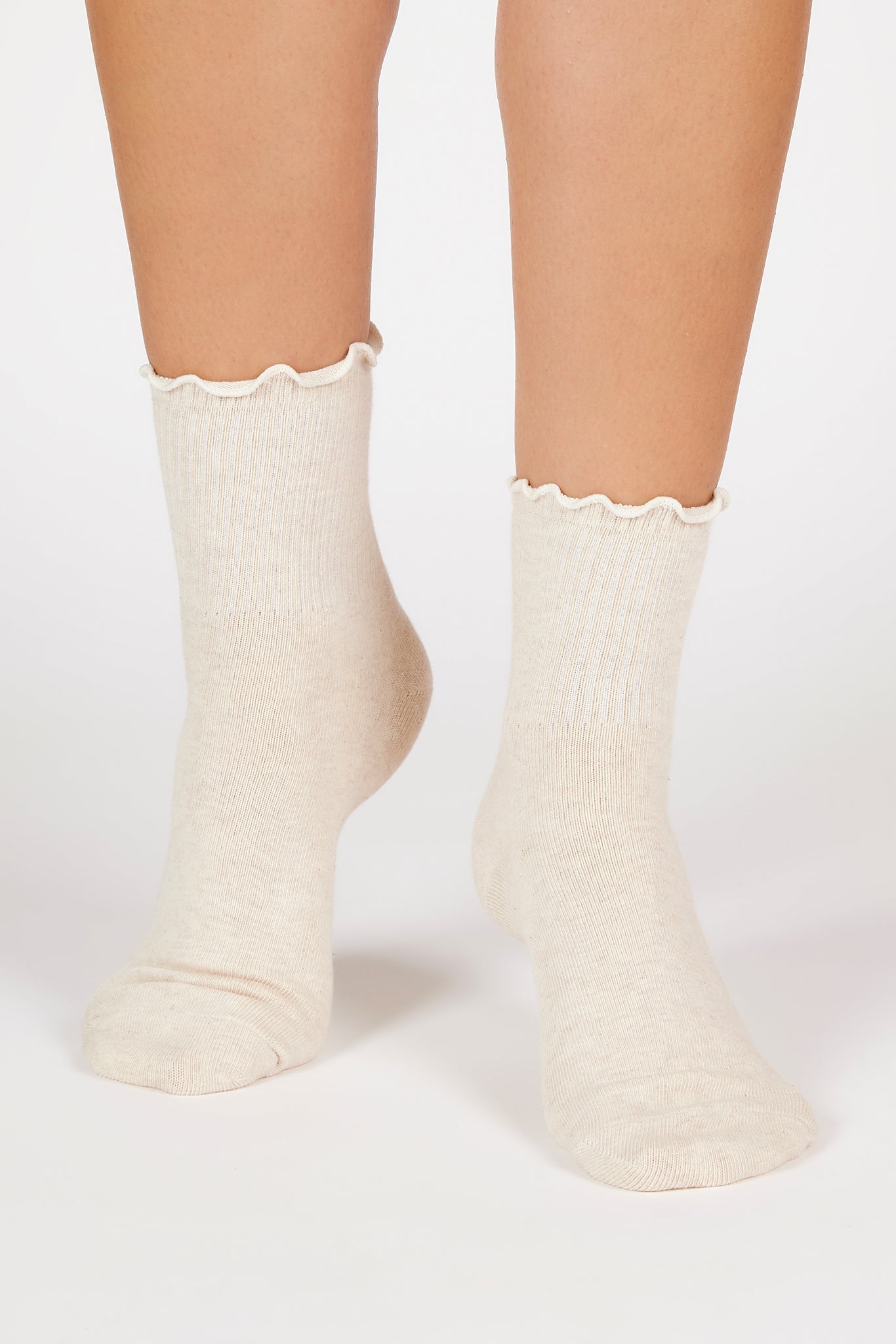 Oatmeal ruffle trim socks_3