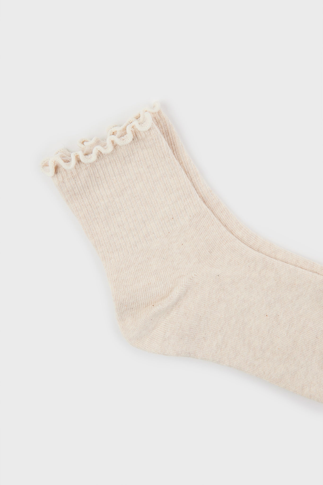 Oatmeal ruffle trim socks_4