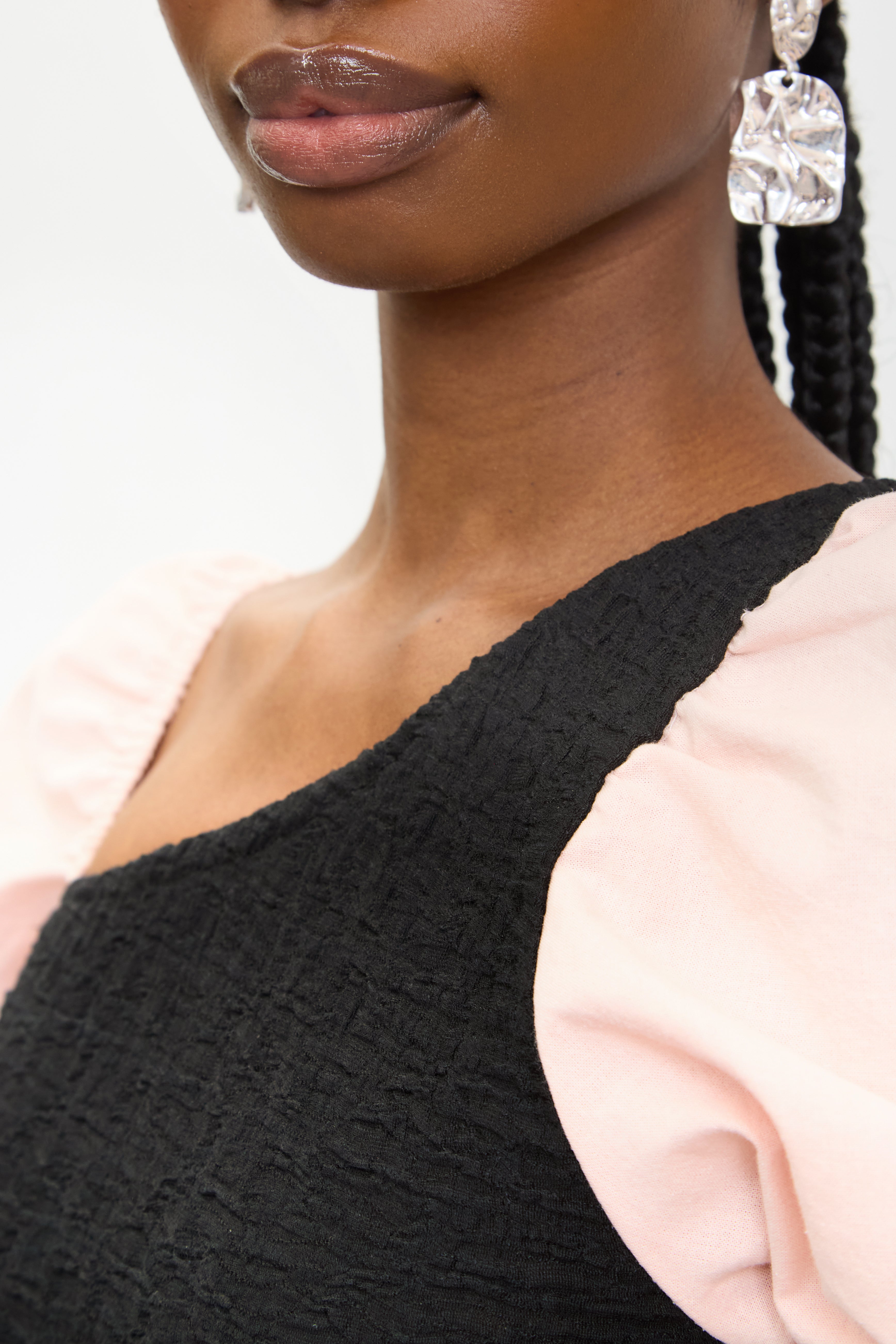 Pale pink and black puff sleeve dress_4