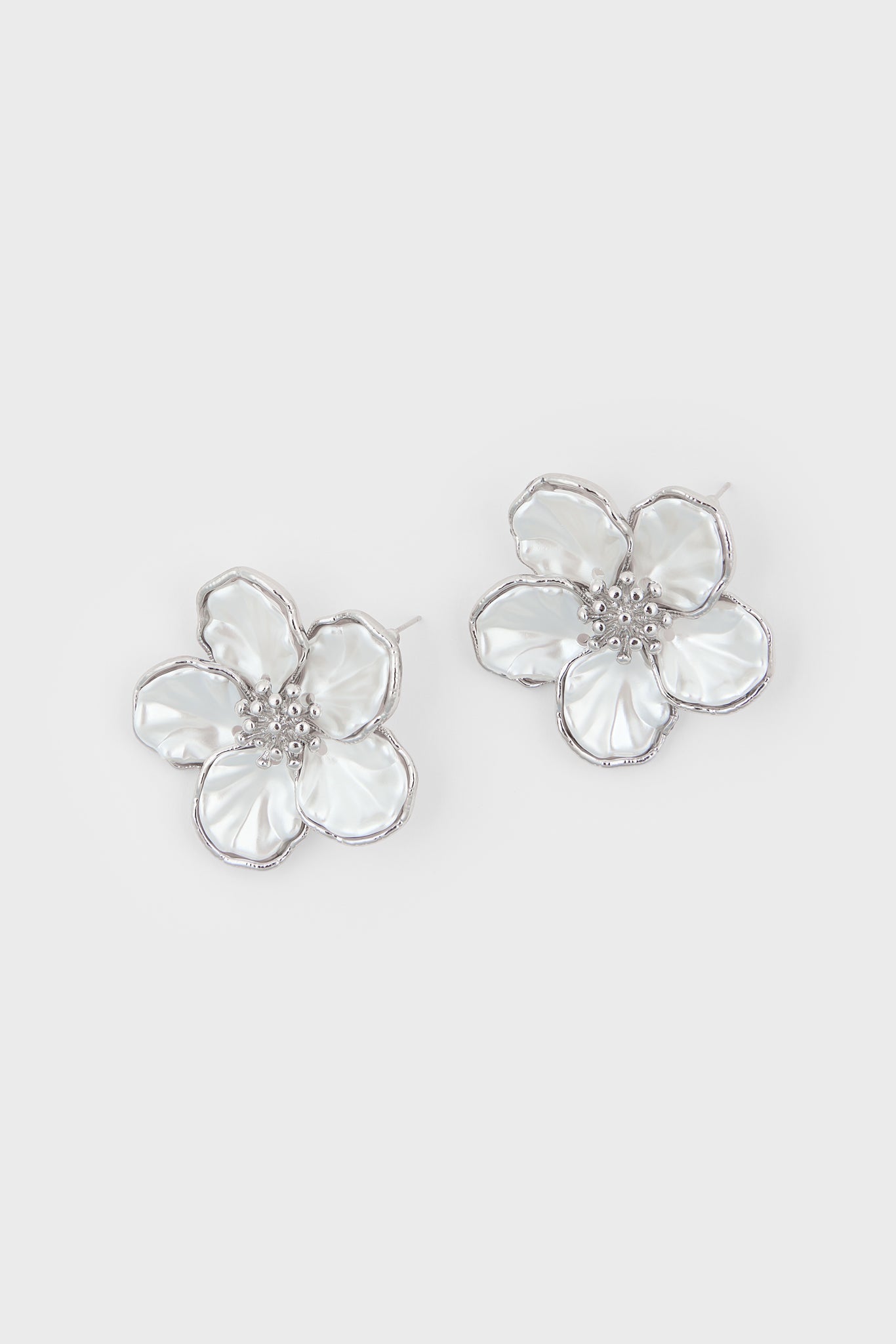 Pearl flower silver trimmed earrings_1
