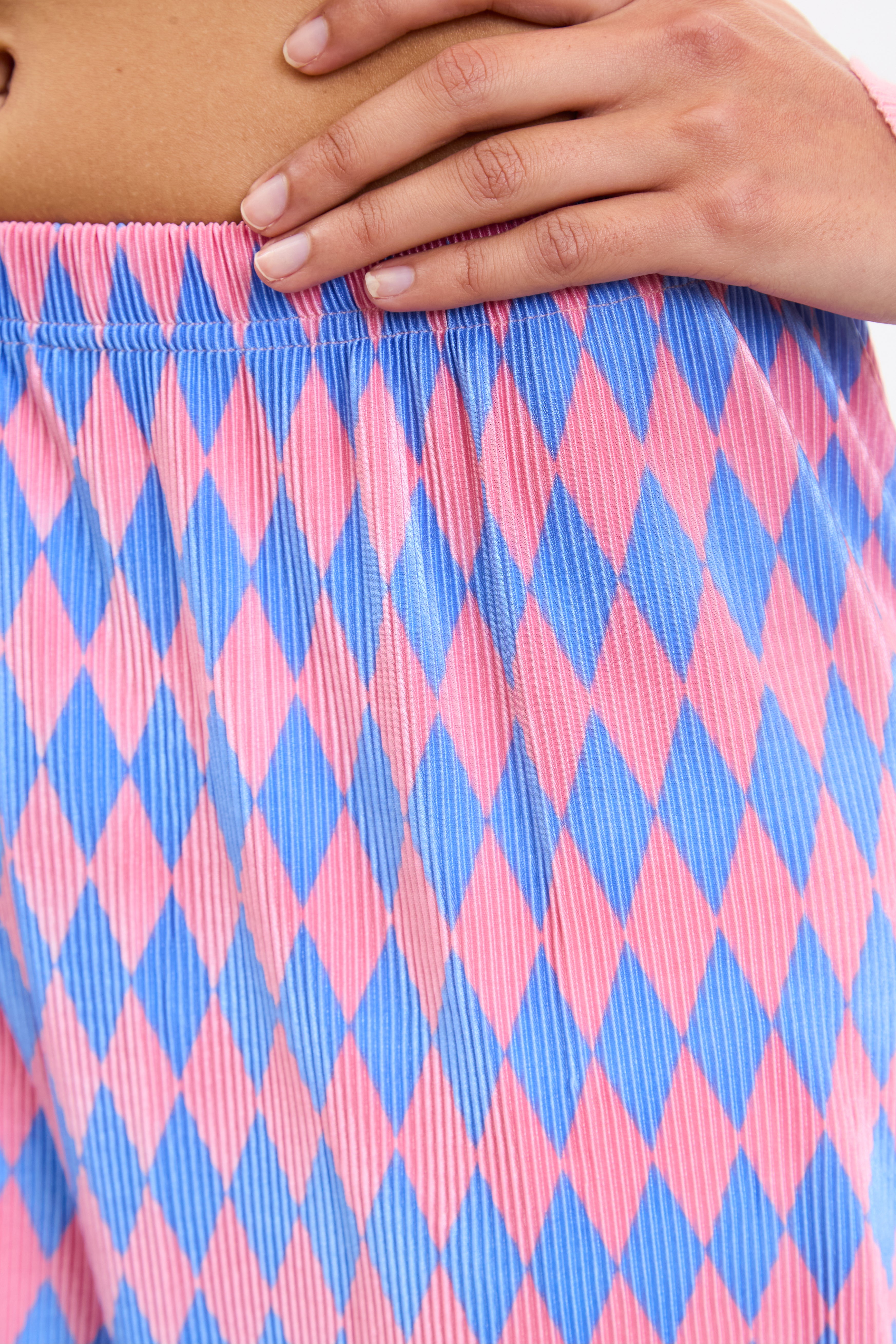 Pink and blue diamond micro pleated trousers_3
