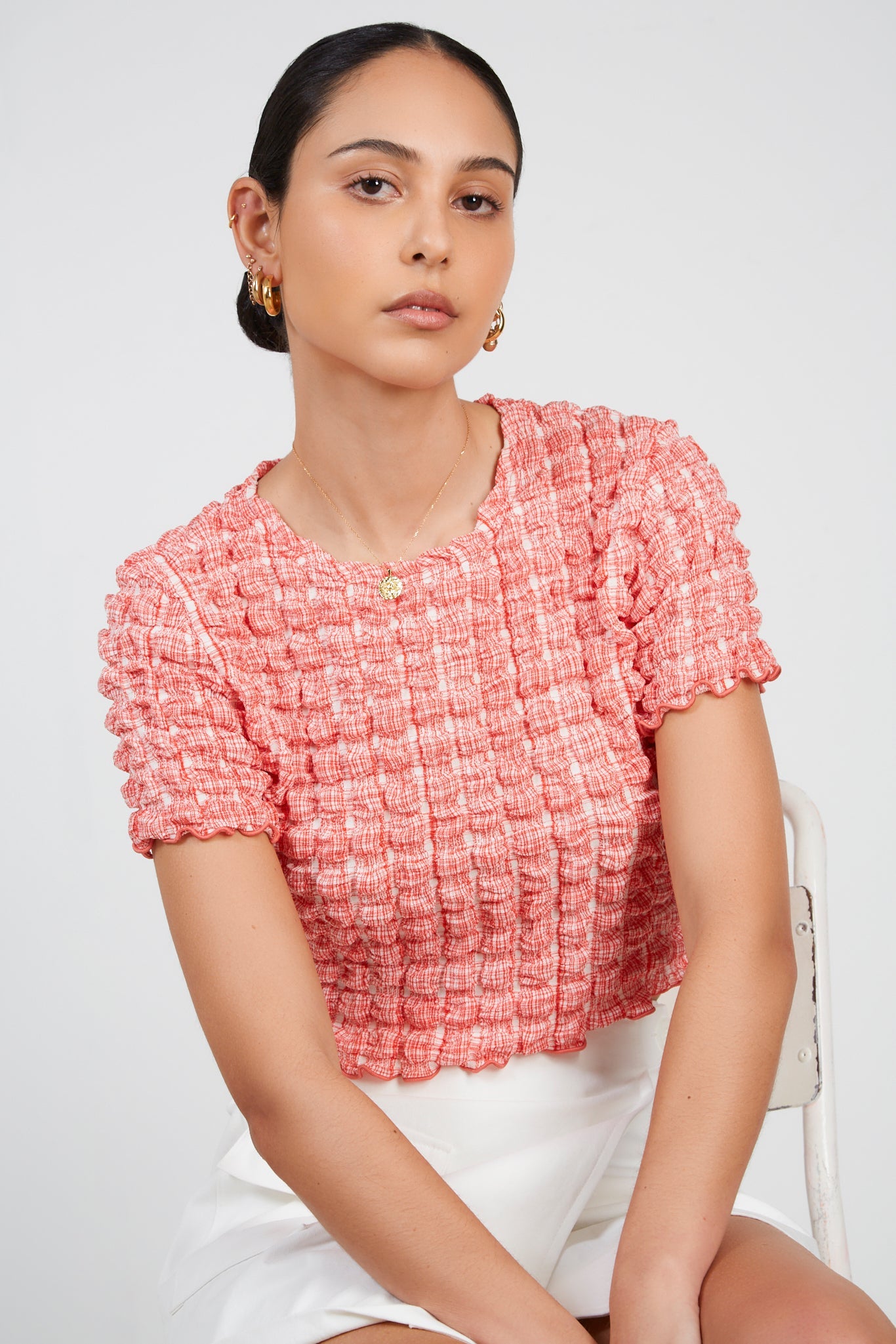 Red and white textured puff tee_5