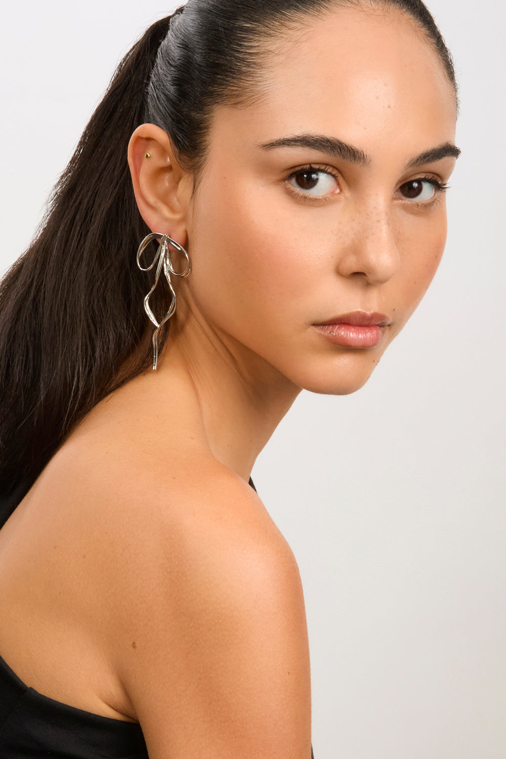 Silver bow stud earrings_1