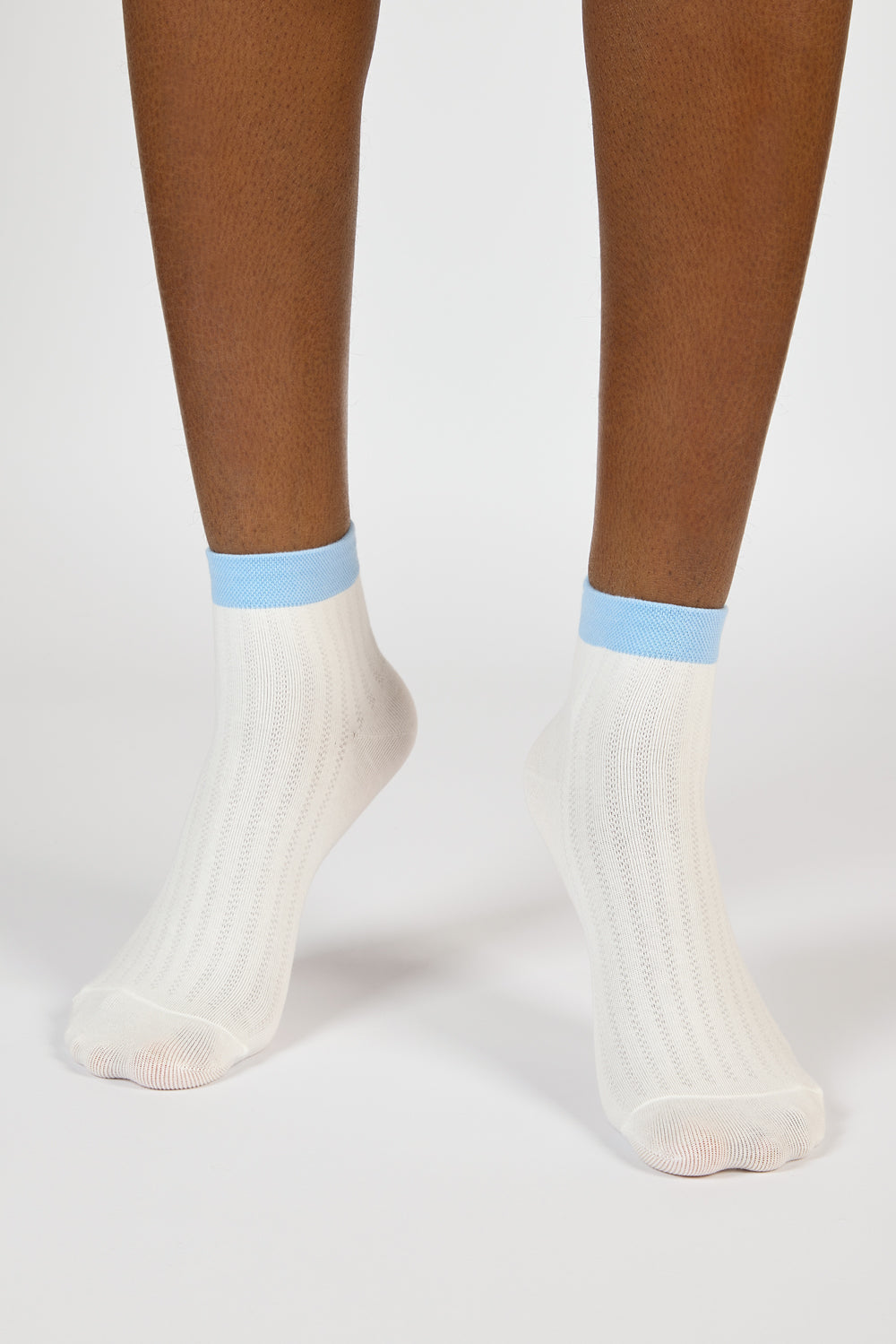 White and baby blue contrast trim ankle socks_2