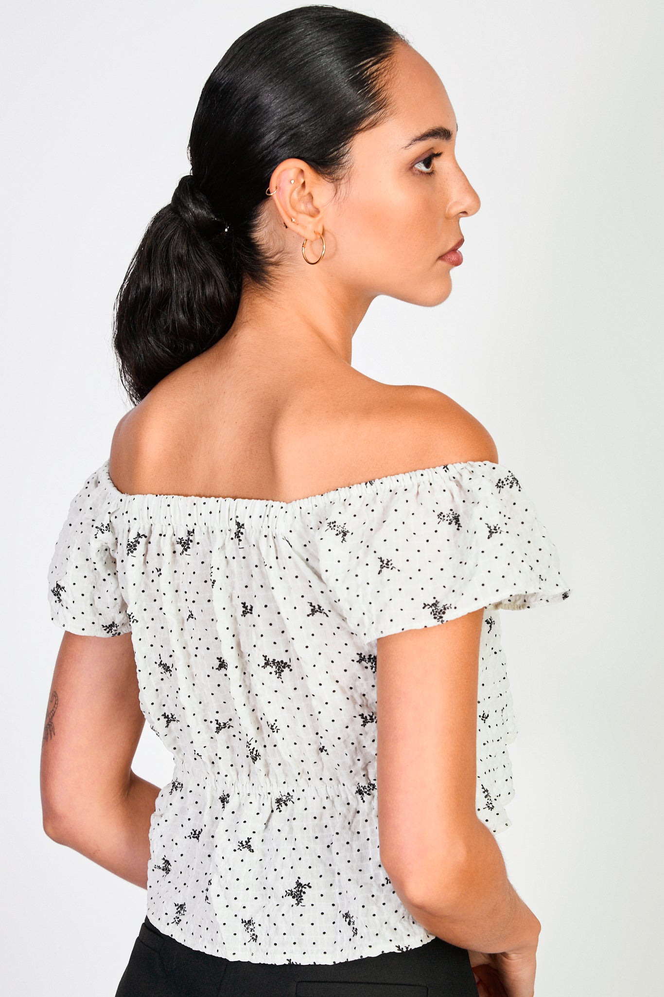 White and black polka dot floral print ruffle top_2